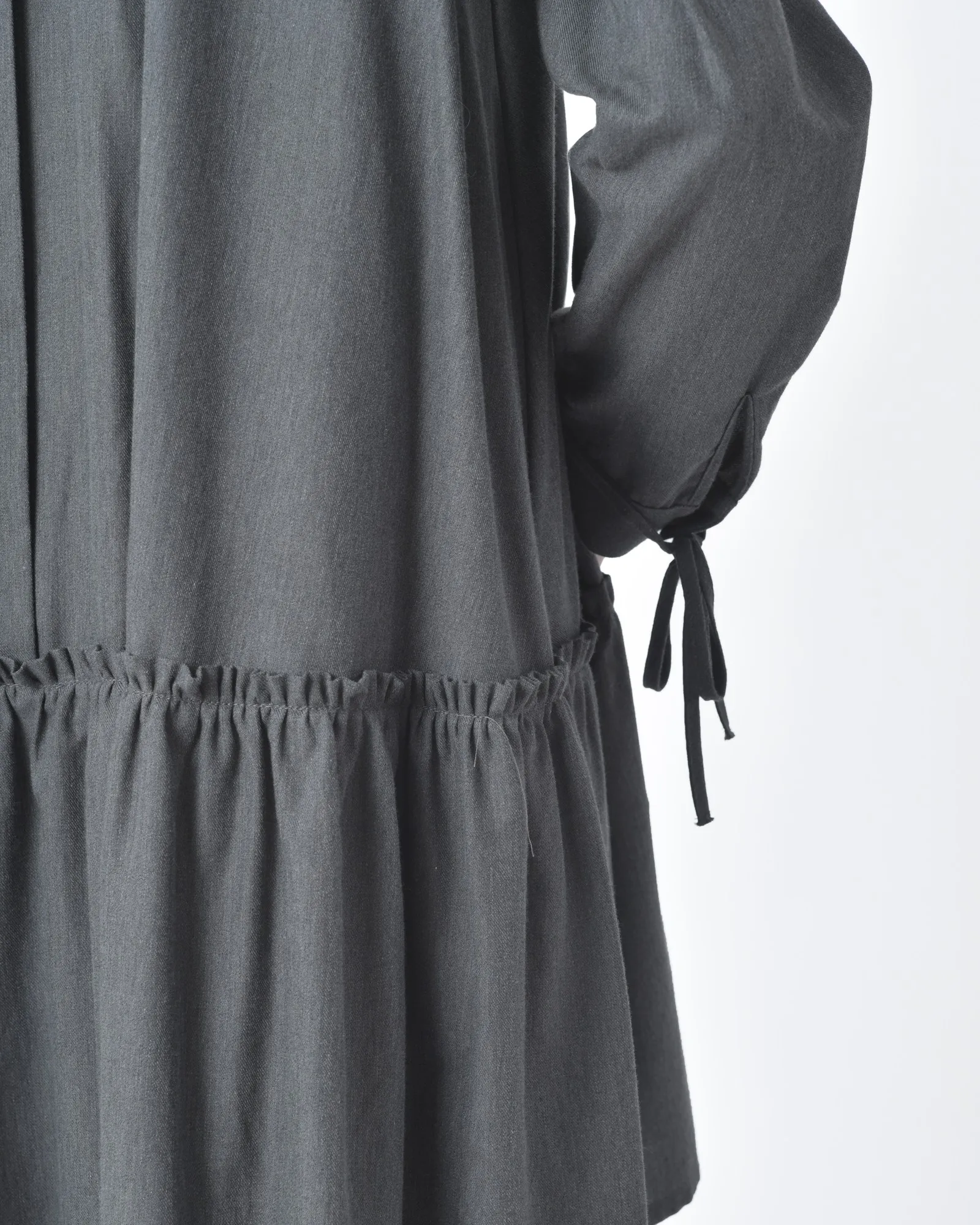 Robe courte grise à volants Bohelle 