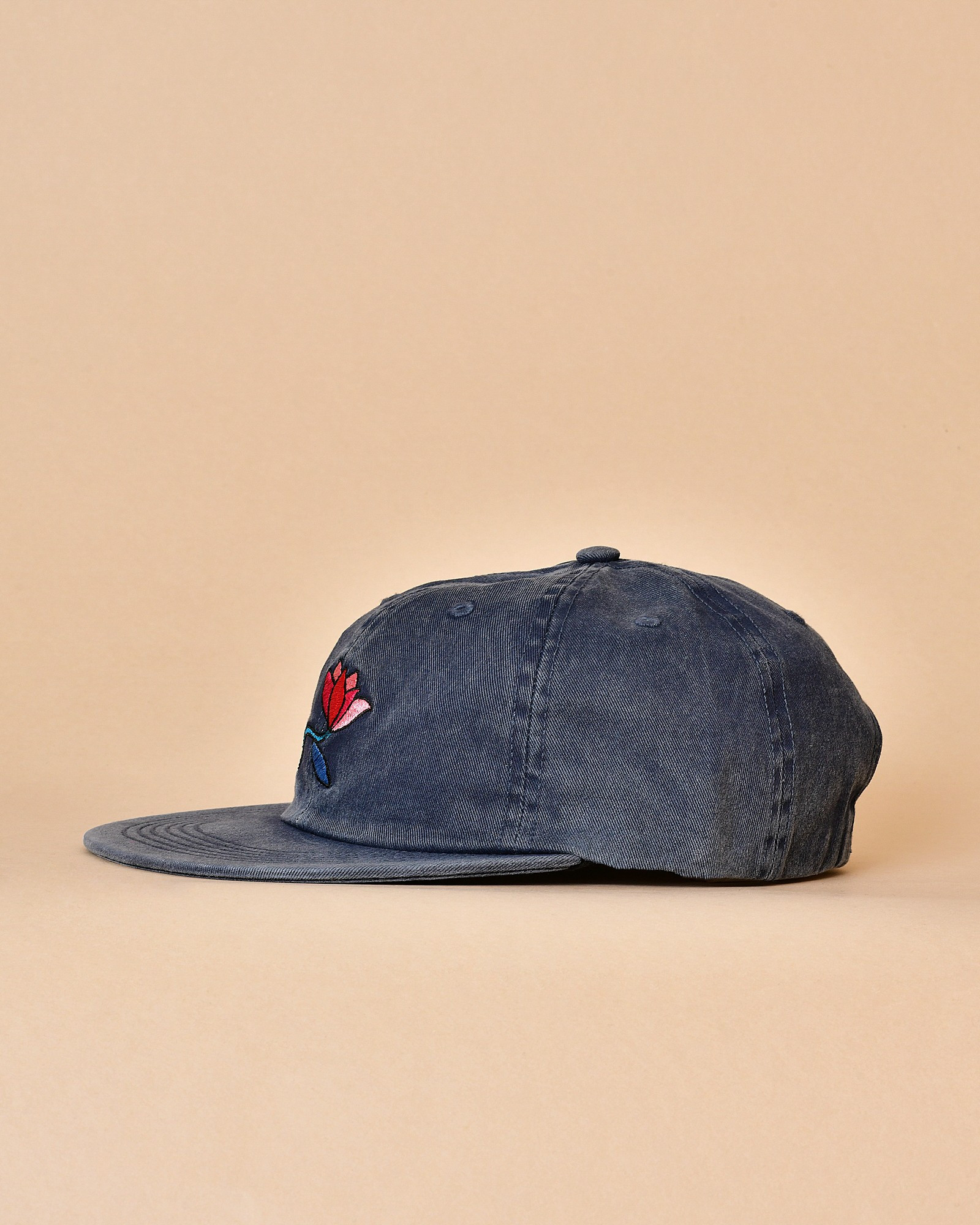 Casquette bleue avec fleur brodée Parra