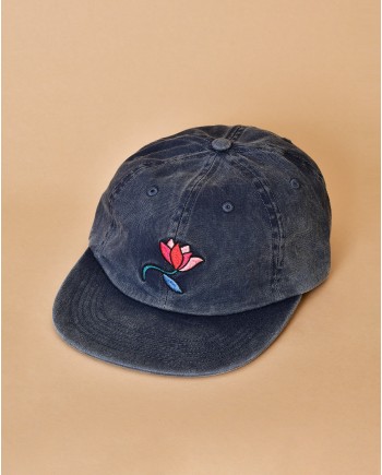 Casquette bleue avec fleur brodée Parra