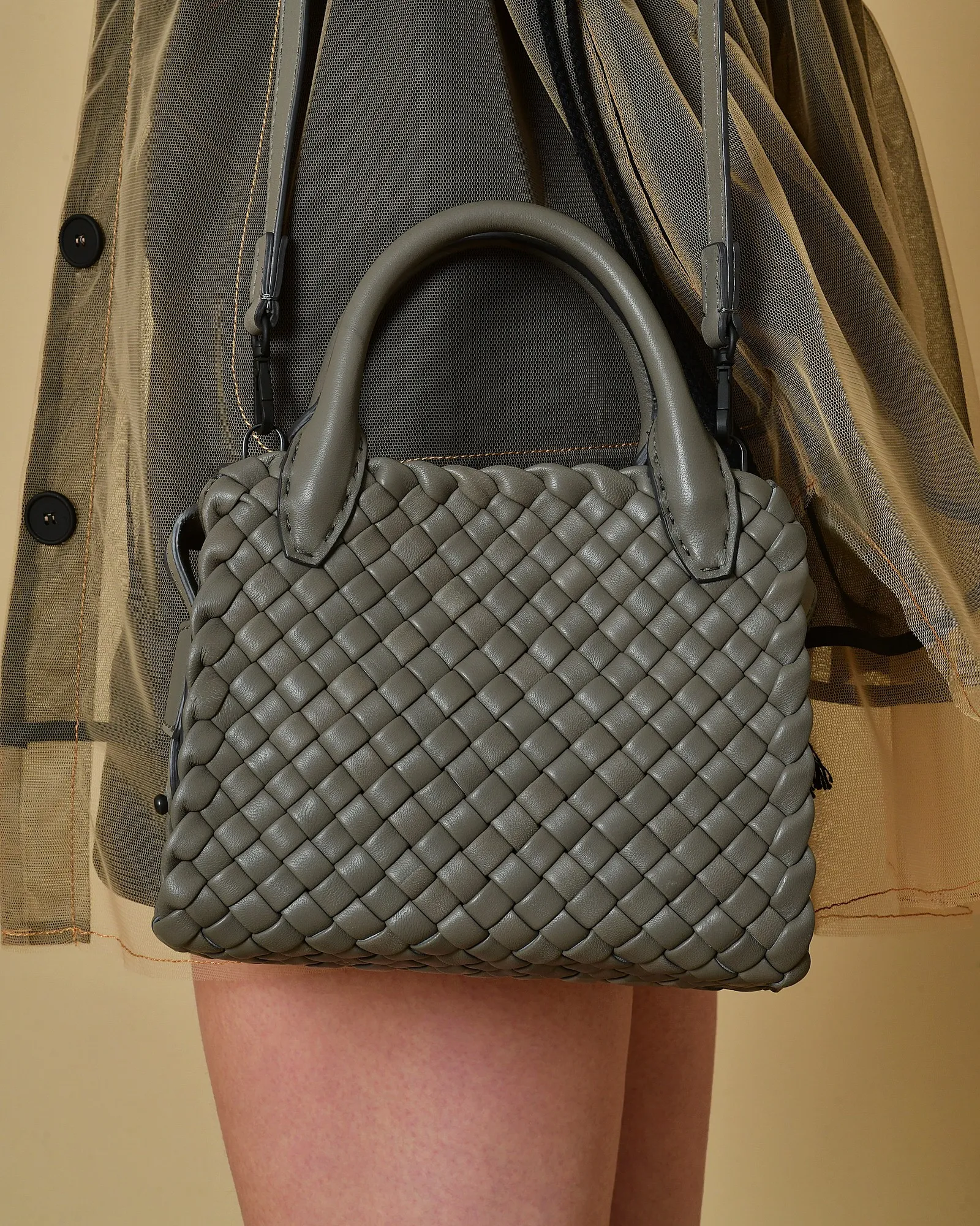 Sac à main en cuir tressé gris Falorni