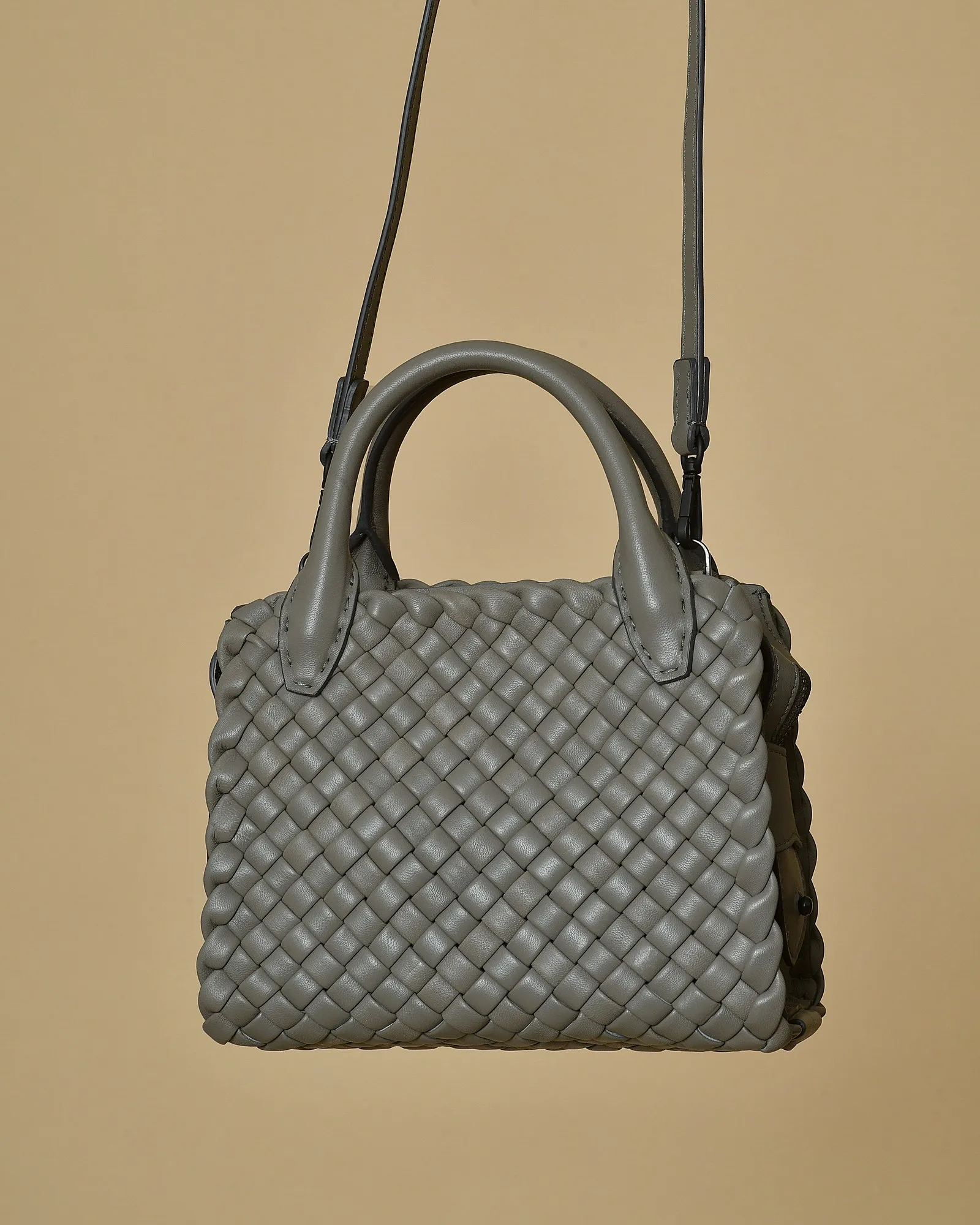 Sac à main en cuir tressé gris Falorni