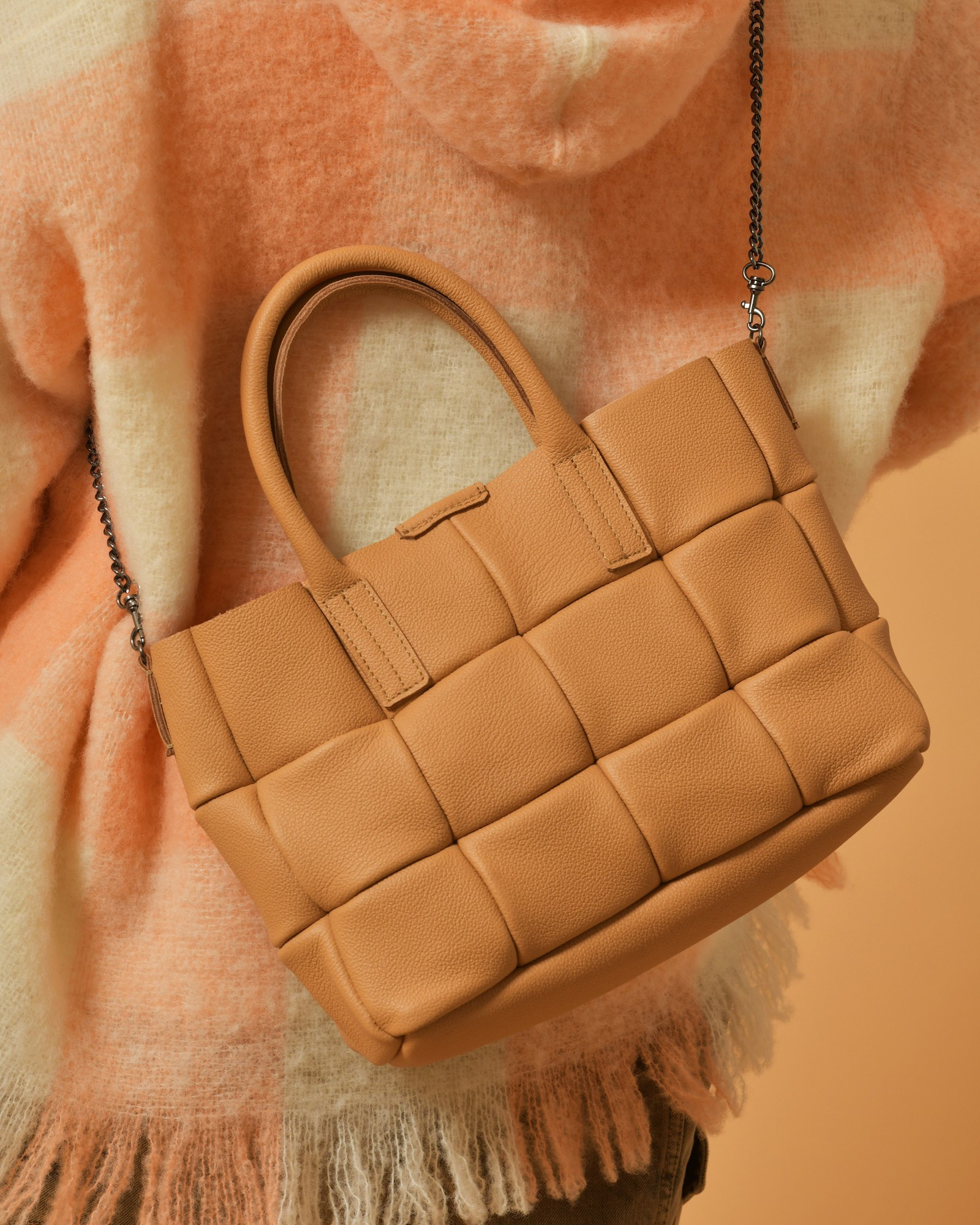 Sac à main en cuir texturé camel matelassé Falorni 