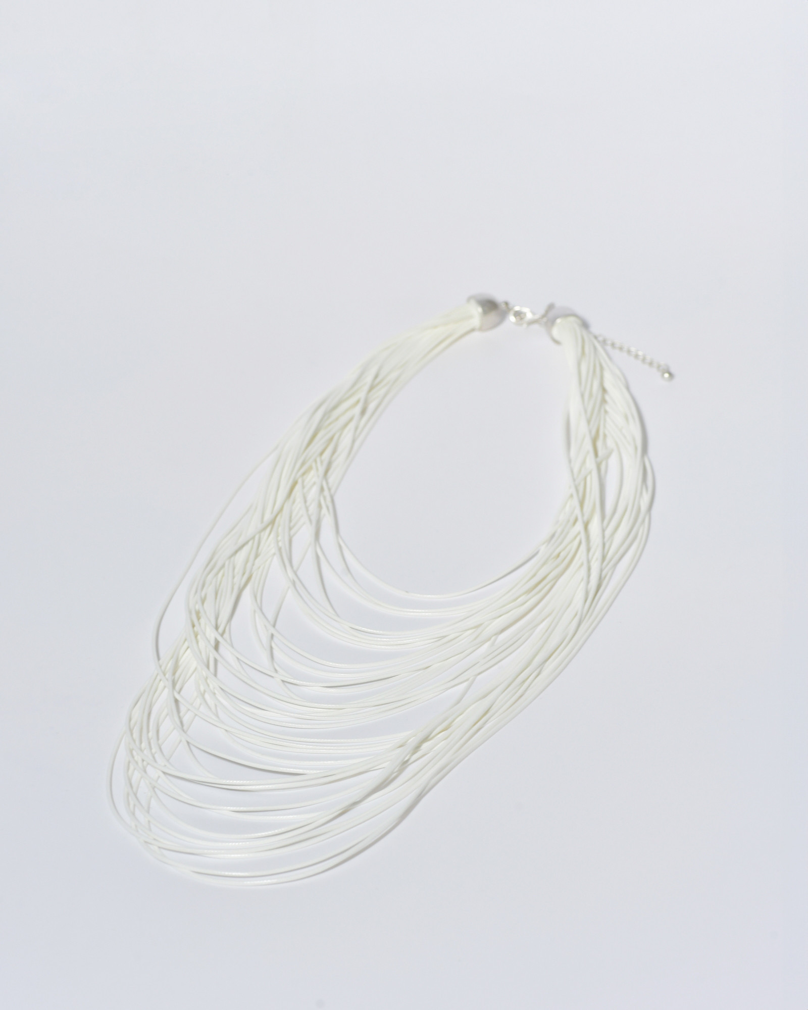 Collier à cordons blancs Clips