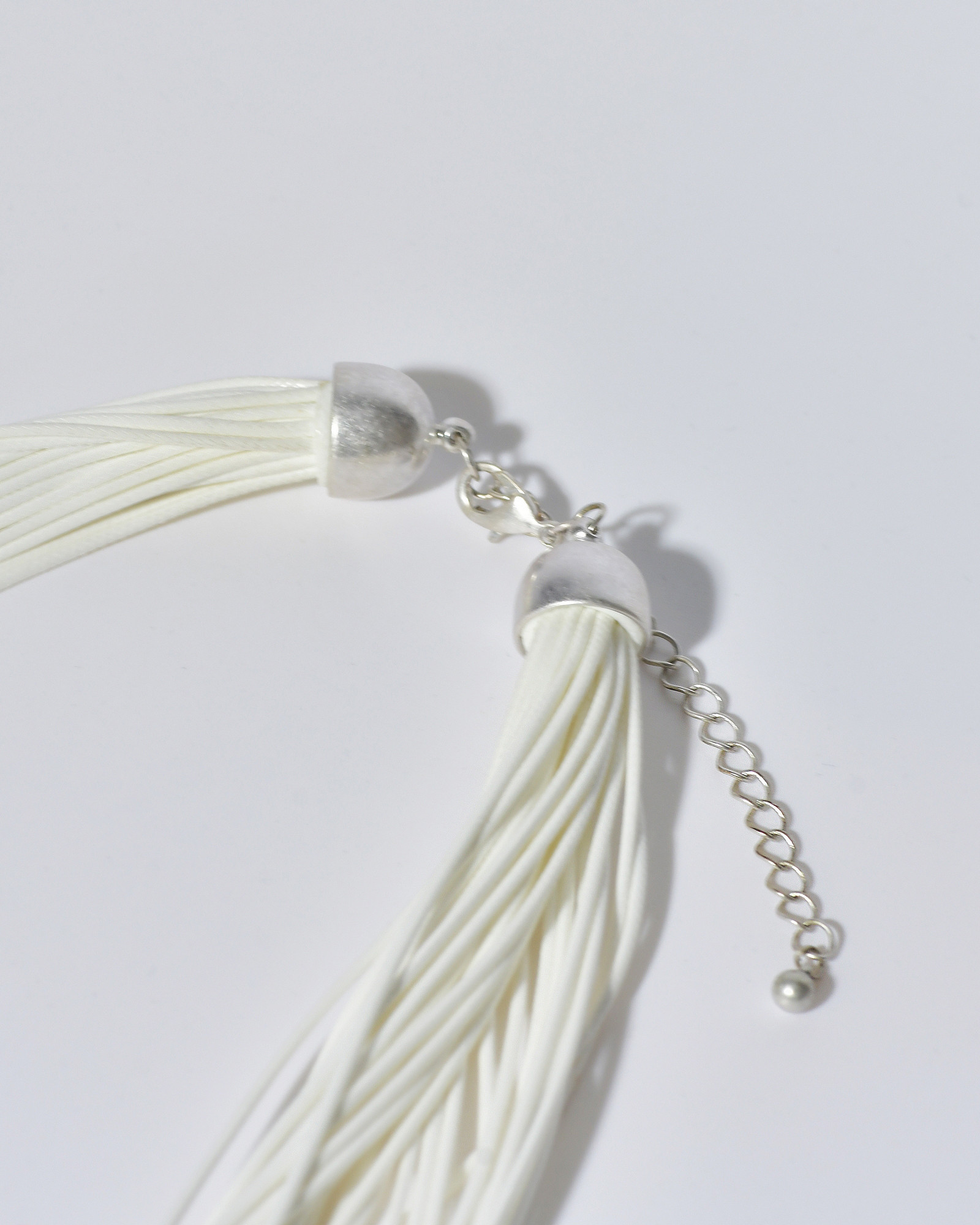 Collier à cordons blancs Clips