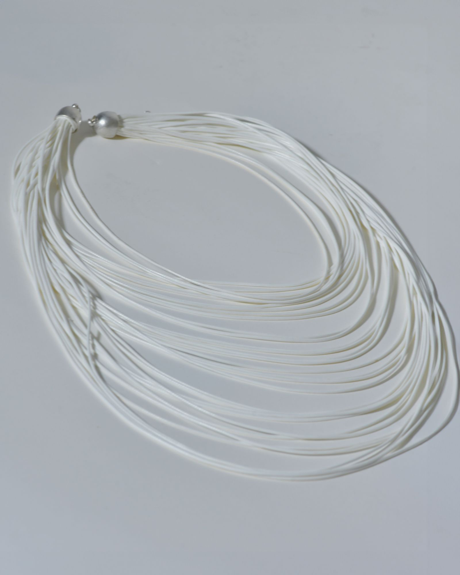 Collier à cordons blancs Clips