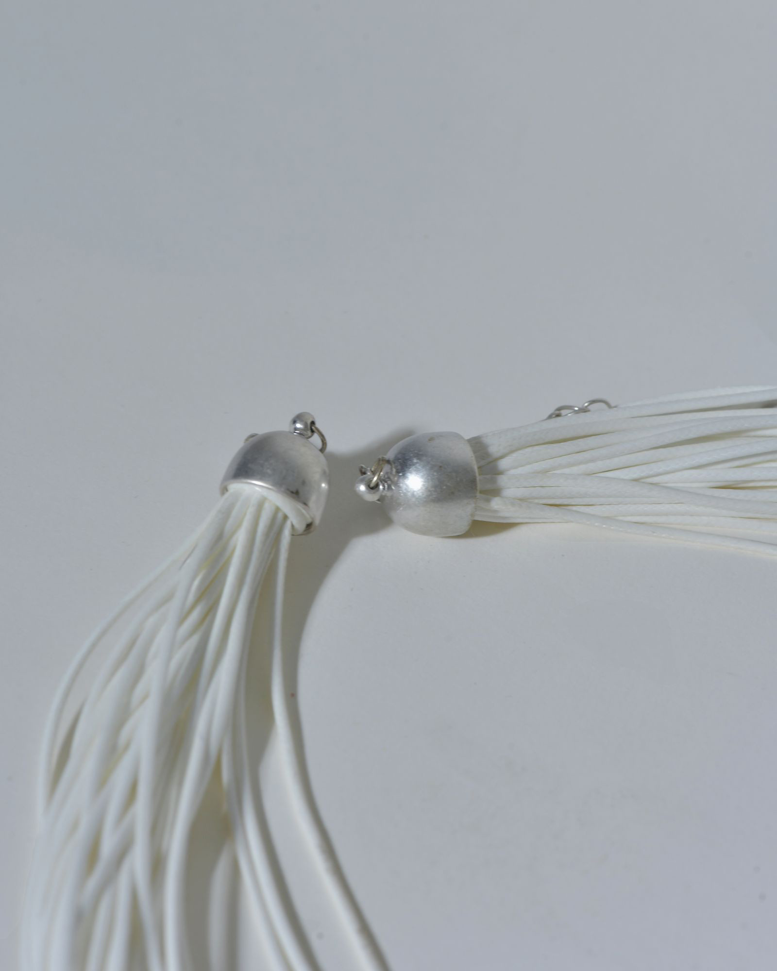 Collier à cordons blancs Clips