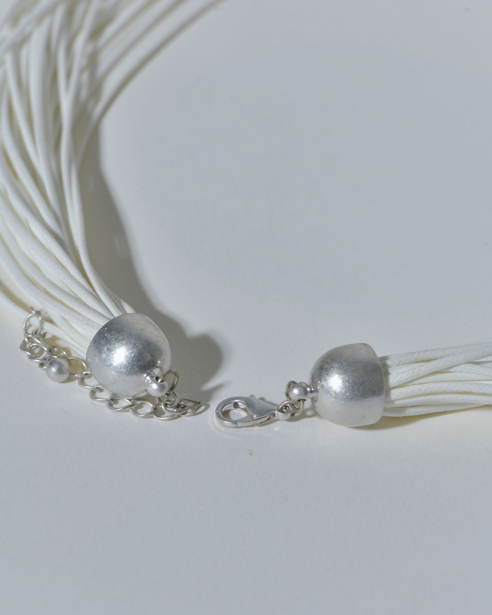 Collier à cordons blancs Clips