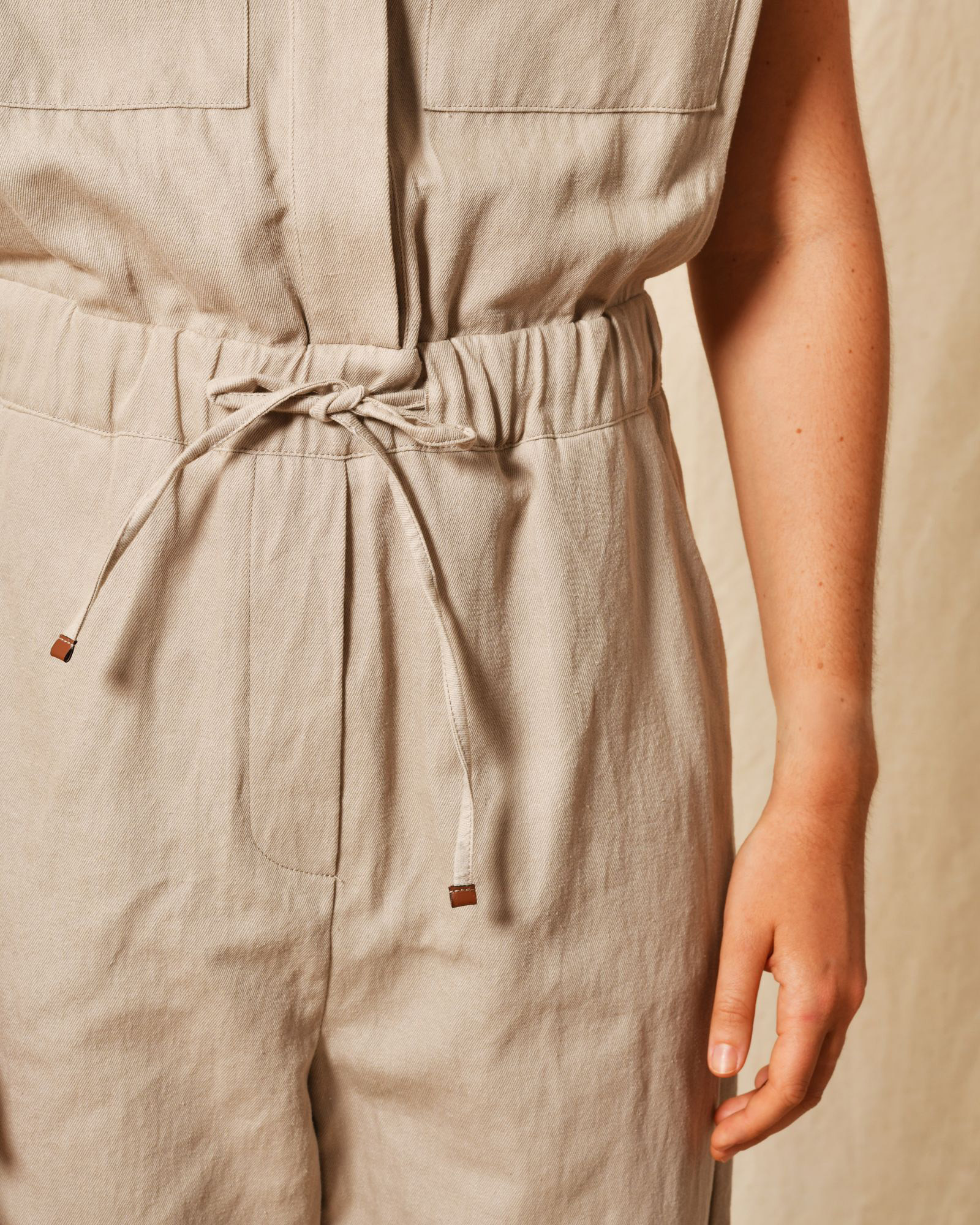 Combinaison beige à épaulettes Lorena Antoniazzi