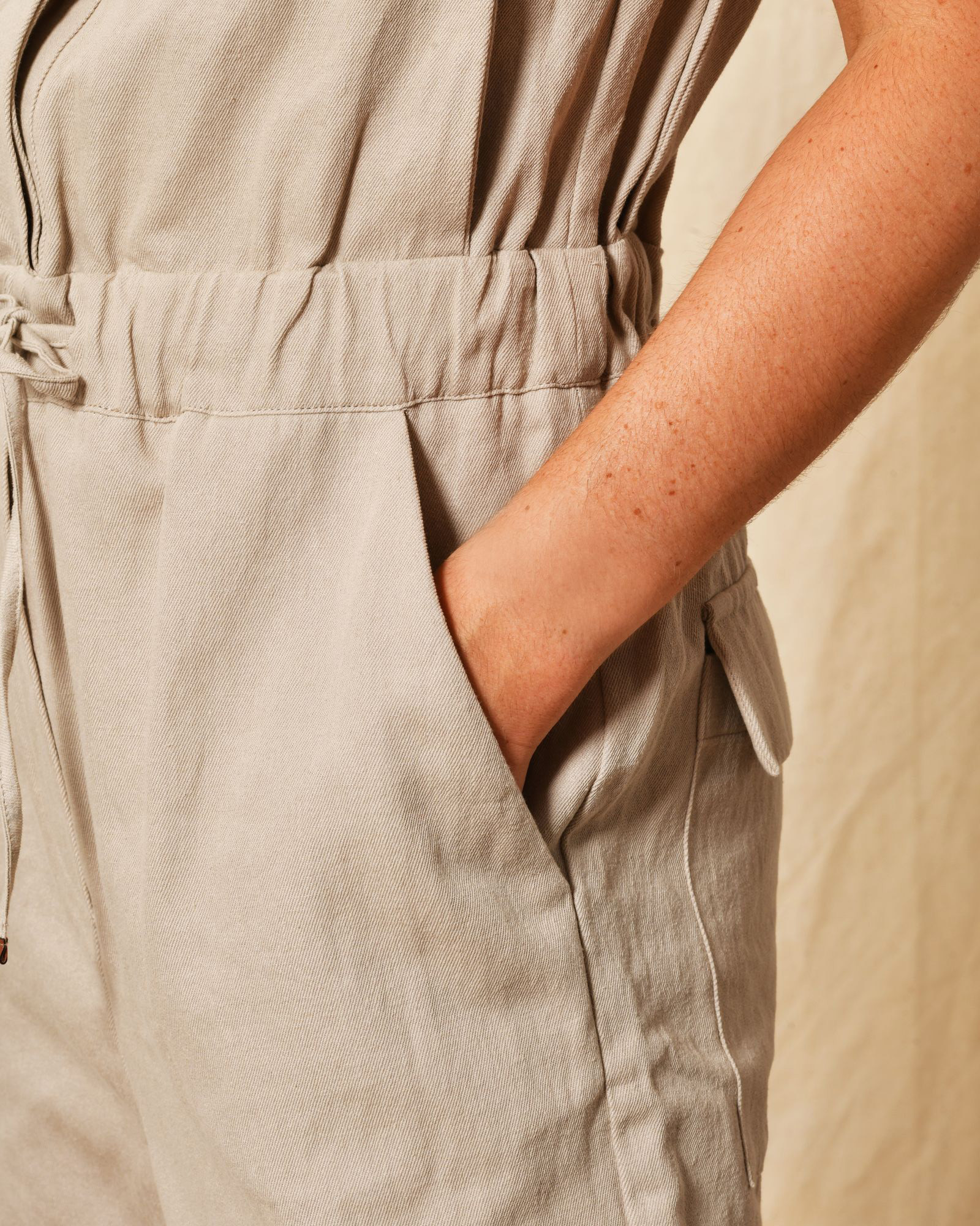 Combinaison beige à épaulettes Lorena Antoniazzi