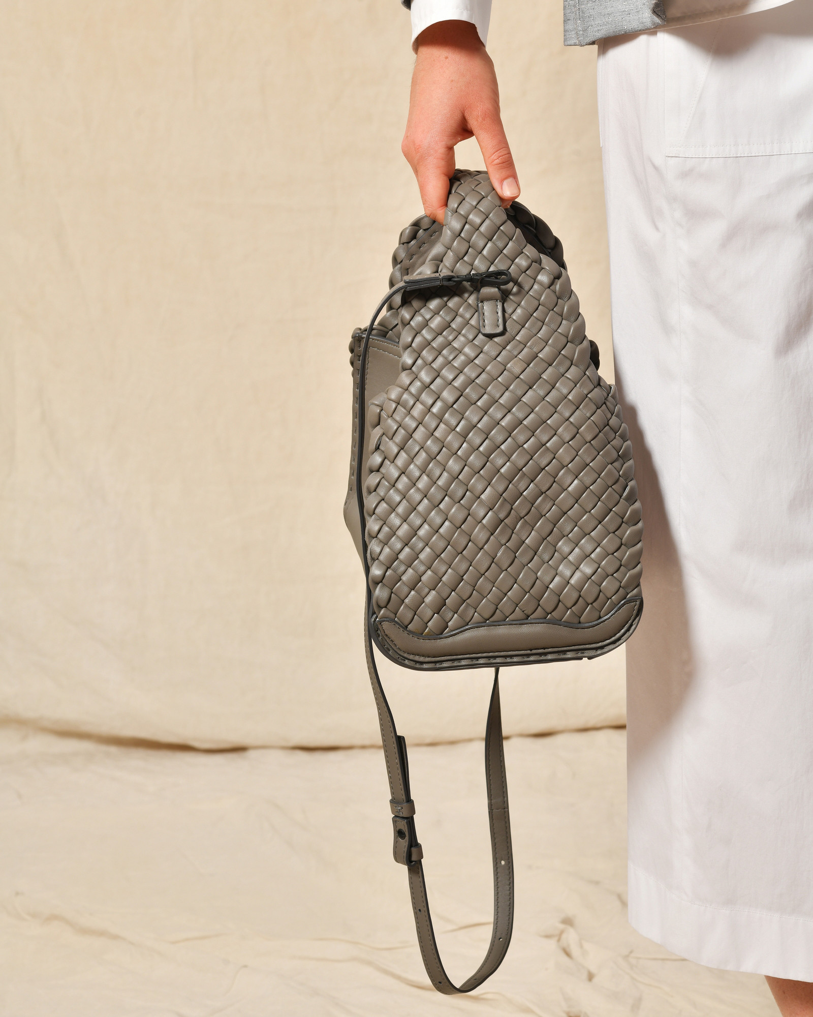 Sac à main gris en cuir tressé Falorni