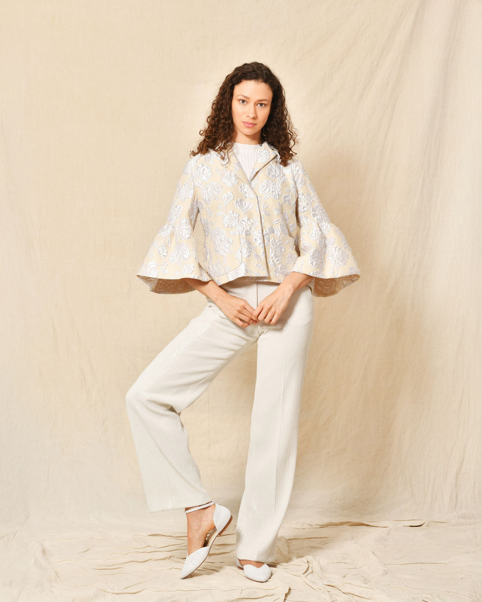 Veste courte avec finition fleuris Sara Roka