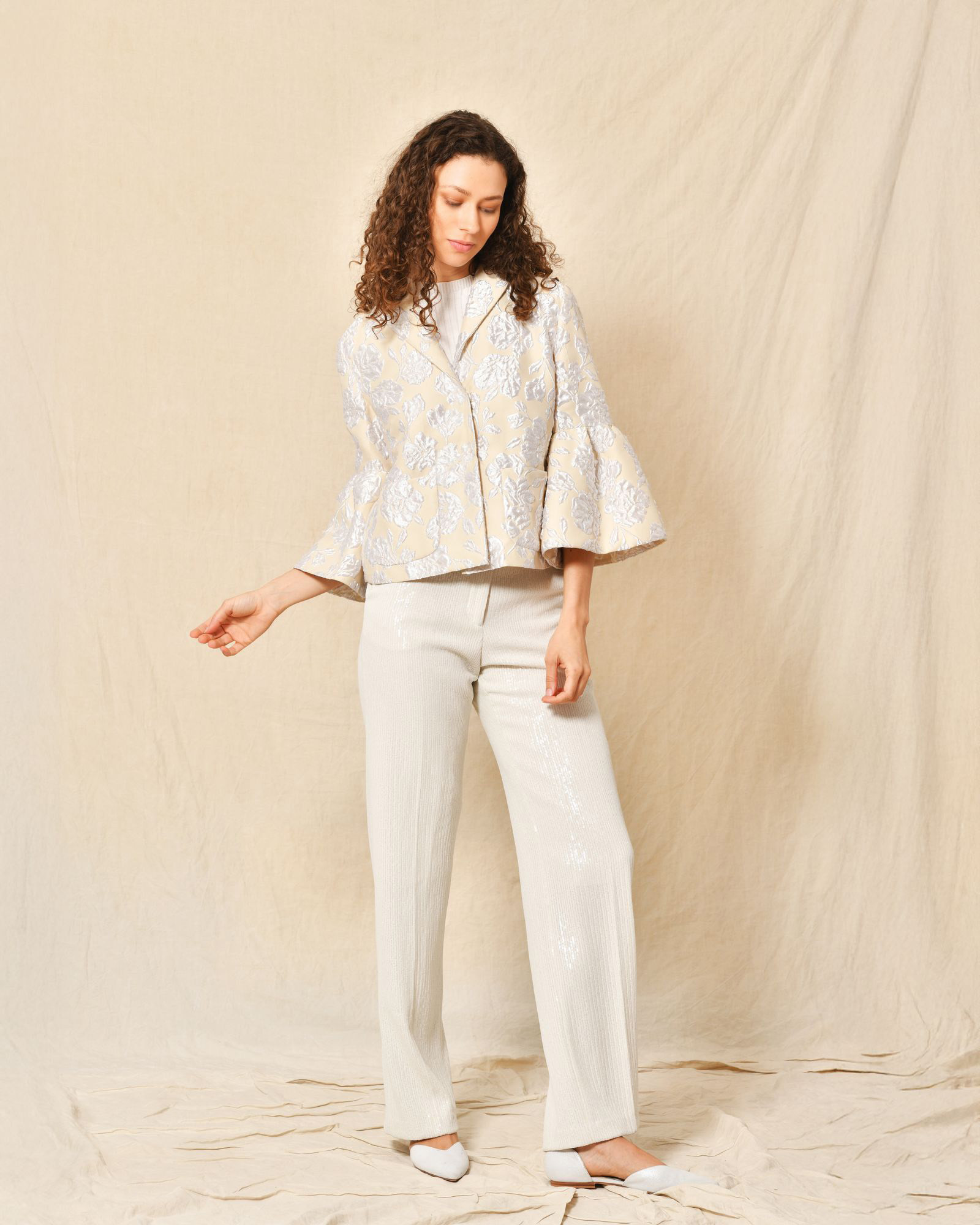 Veste courte avec finition fleuris Sara Roka