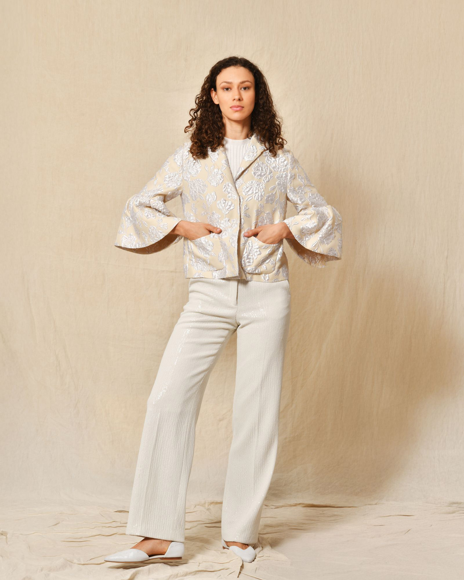 Veste courte avec finition fleuris Sara Roka