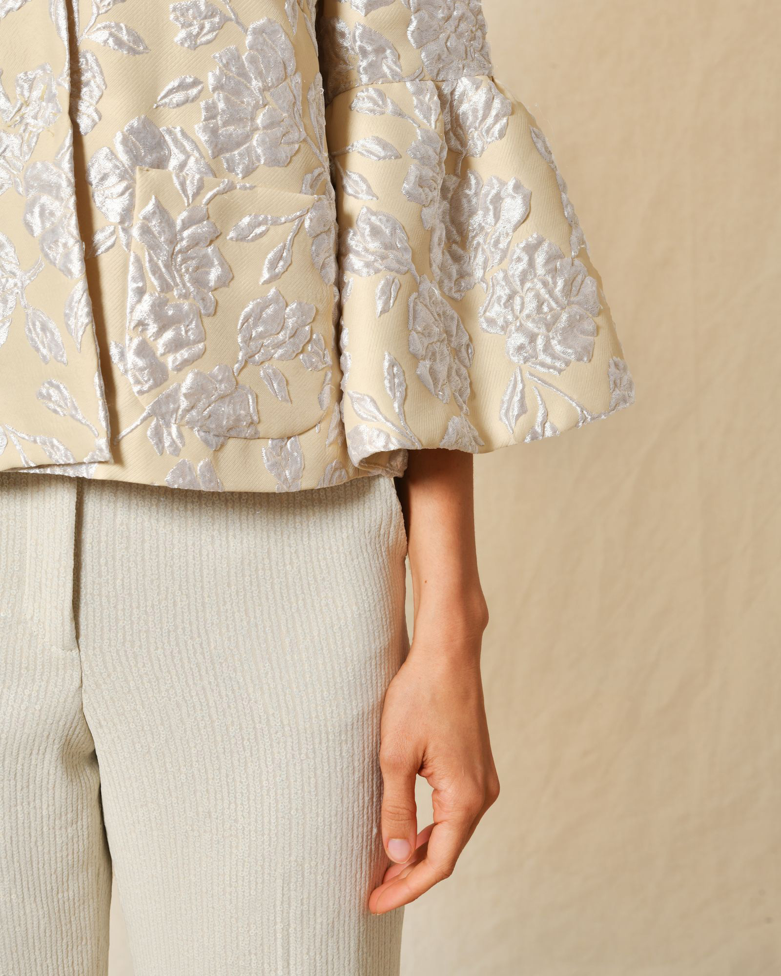 Veste courte avec finition fleuris Sara Roka