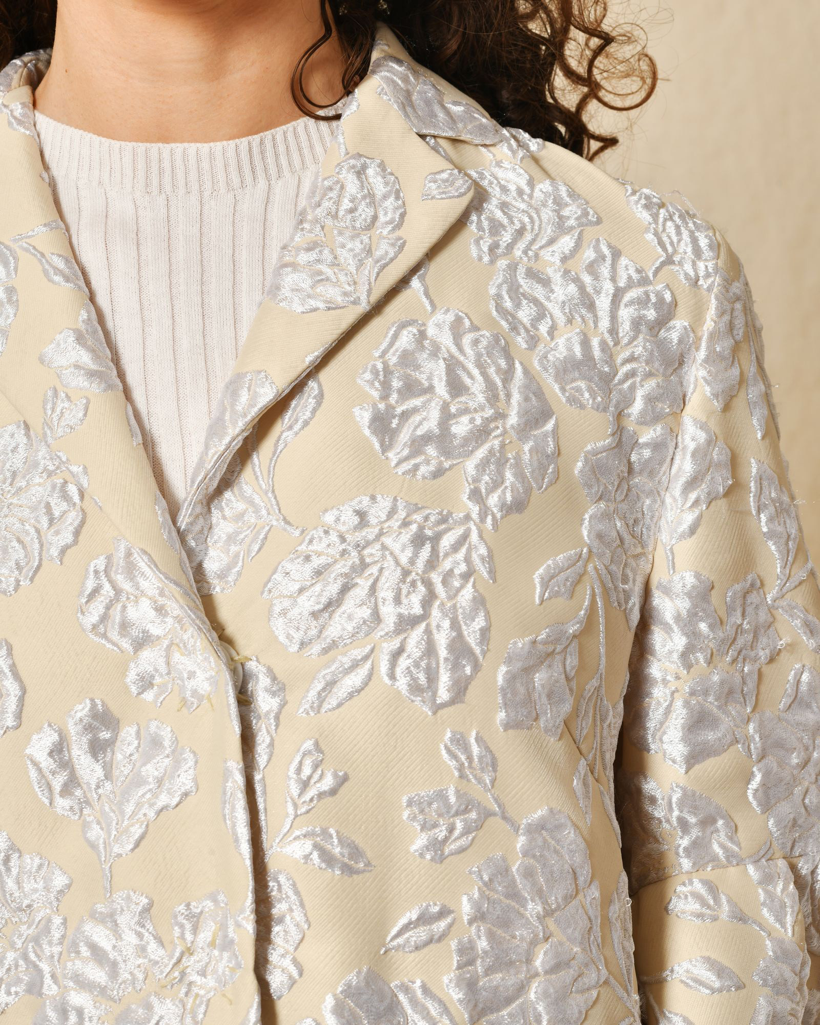 Veste courte avec finition fleuris Sara Roka