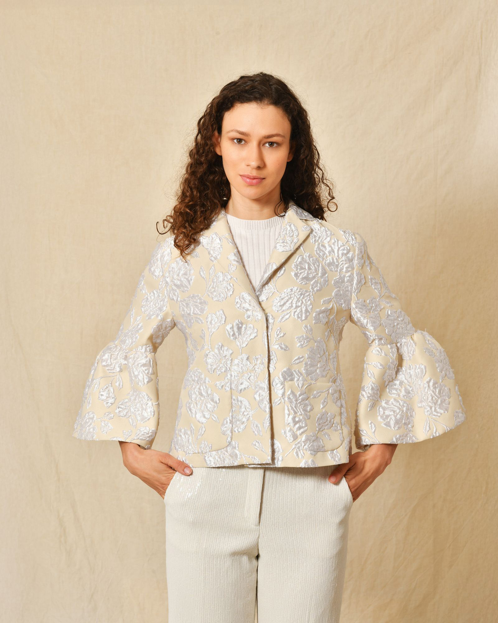 Veste courte avec finition fleuris Sara Roka