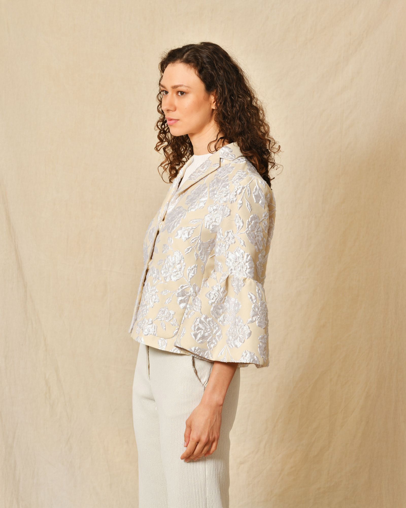 Veste courte avec finition fleuris Sara Roka