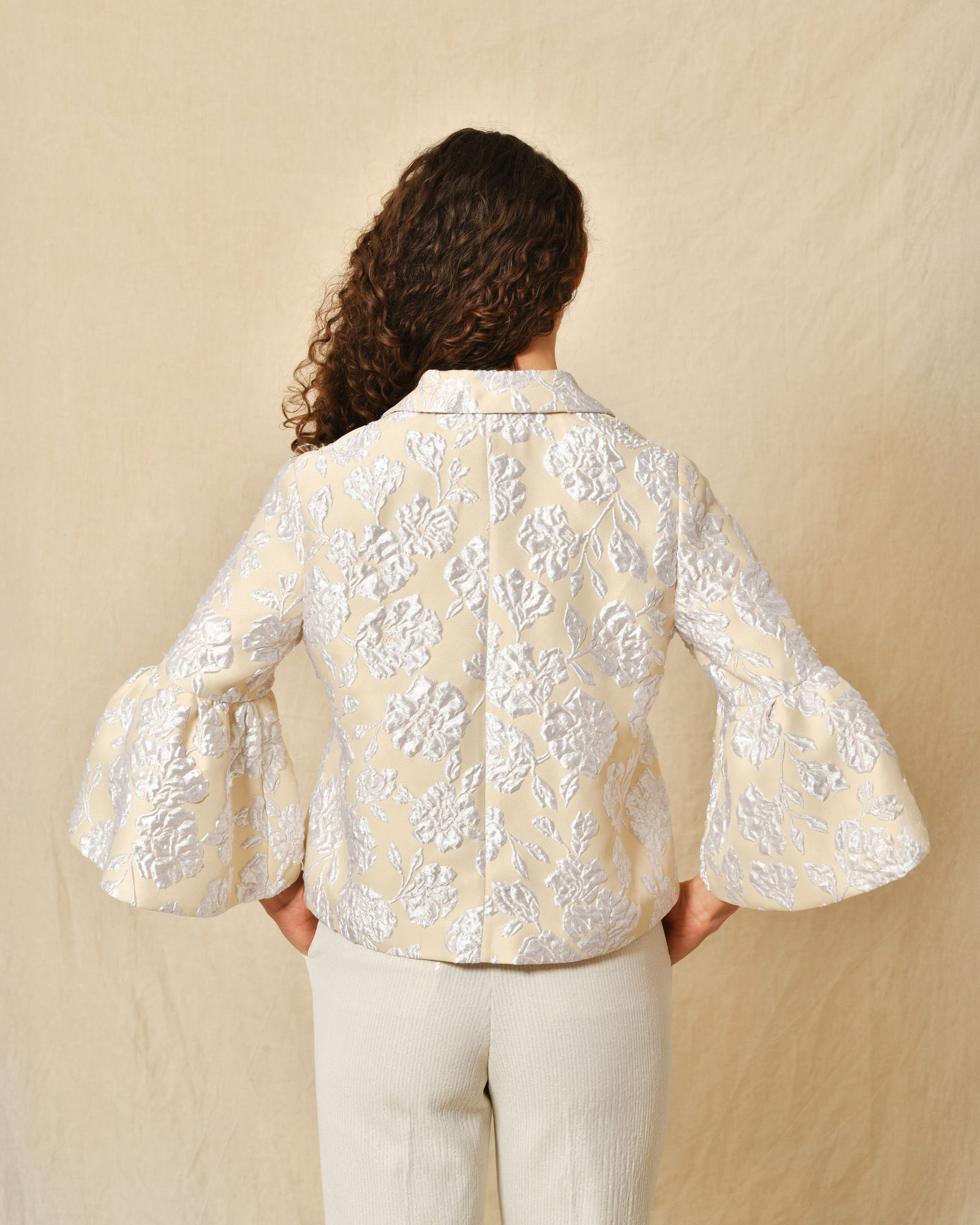 Veste courte avec finition fleuris Sara Roka