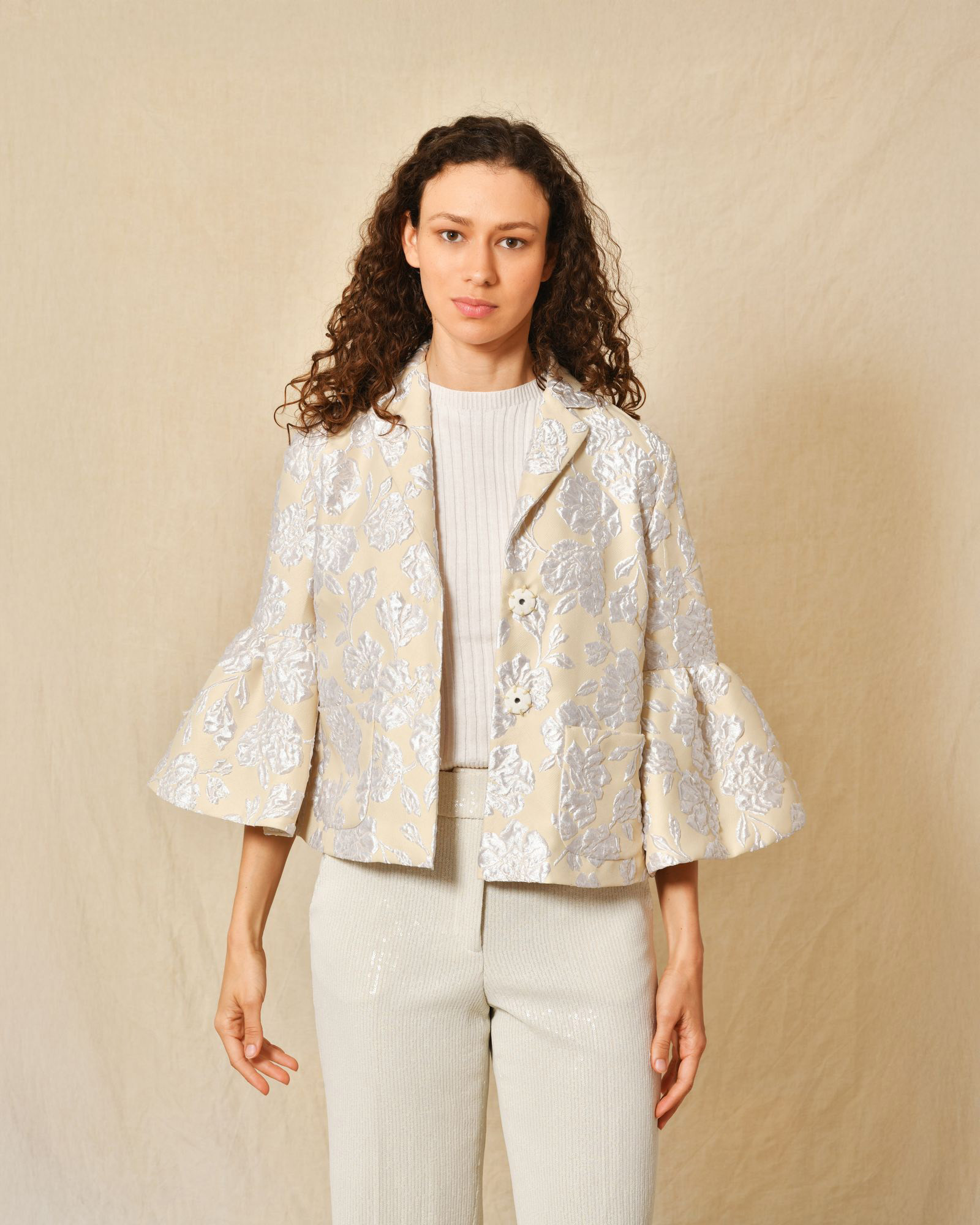 Veste courte avec finition fleuris Sara Roka