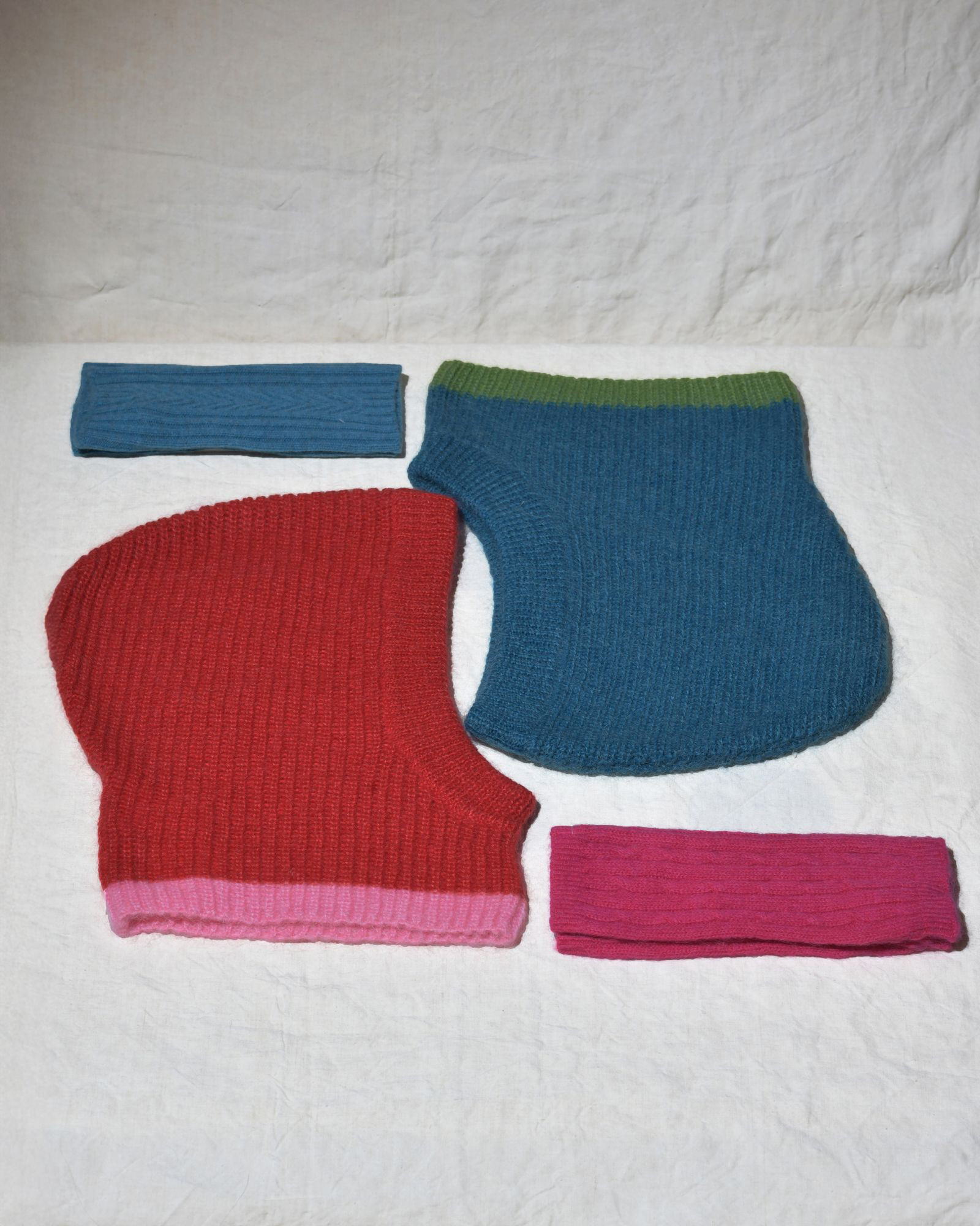 Cagoule en laine et mohair bleu canard avec liseret Bella Jones