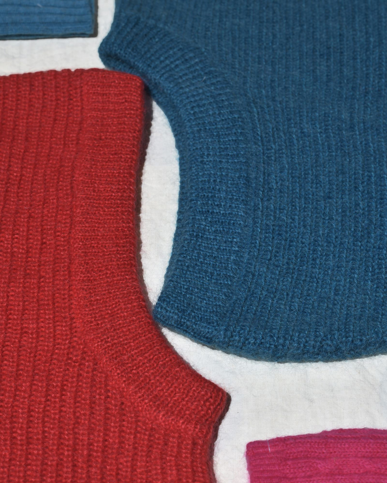 Cagoule en laine et mohair bleu canard avec liseret Bella Jones