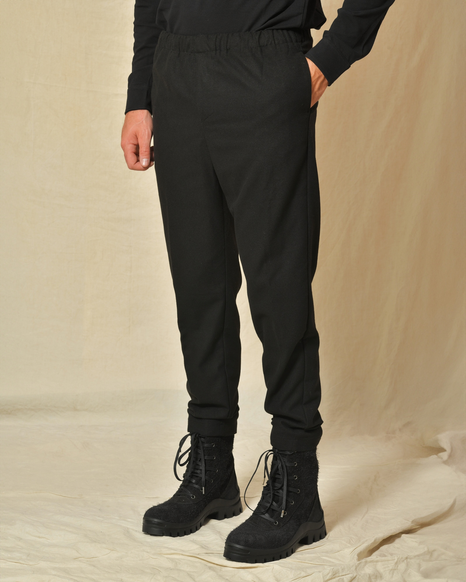 Pantalon en laine noir Cruna