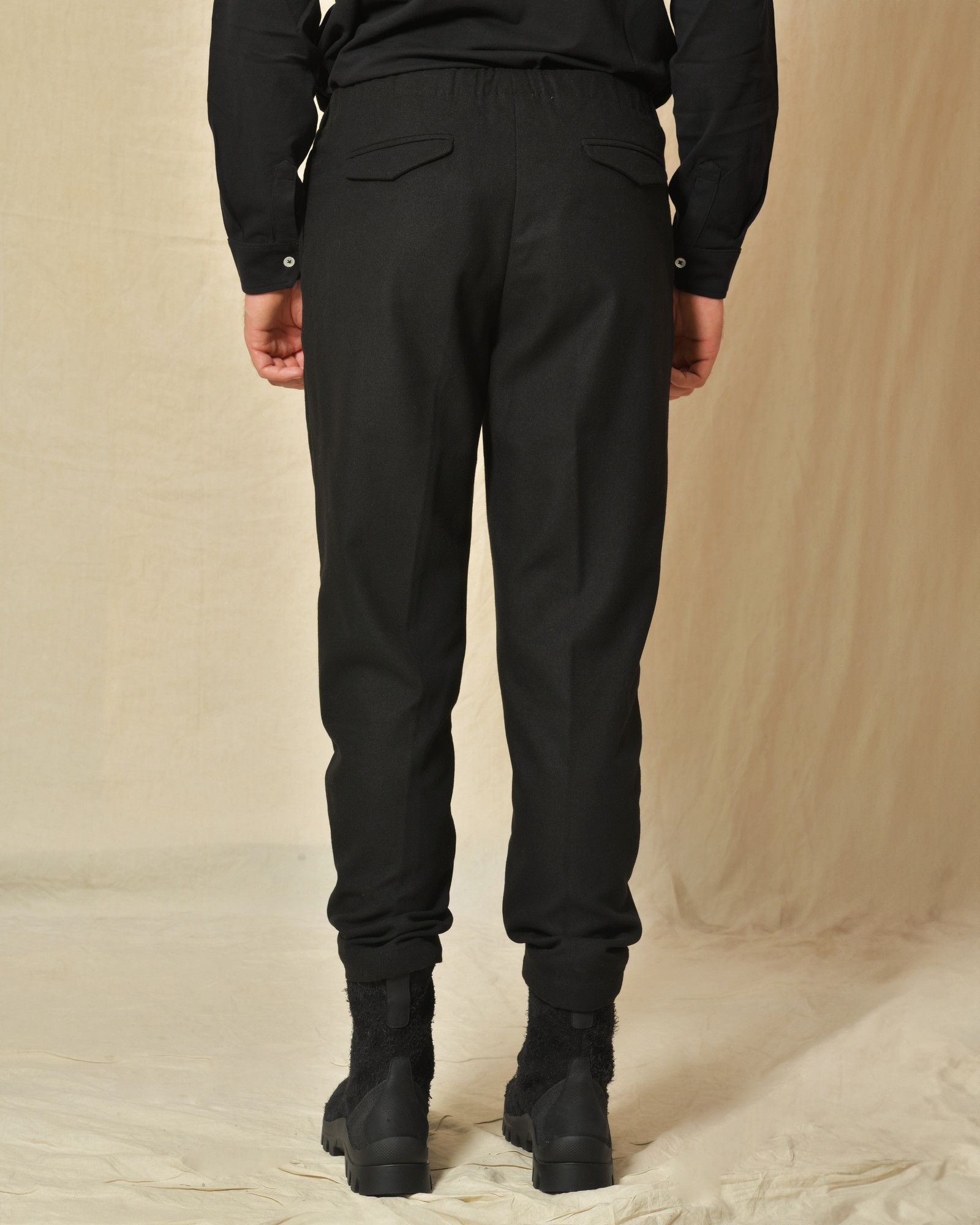 Pantalon en laine noir Cruna