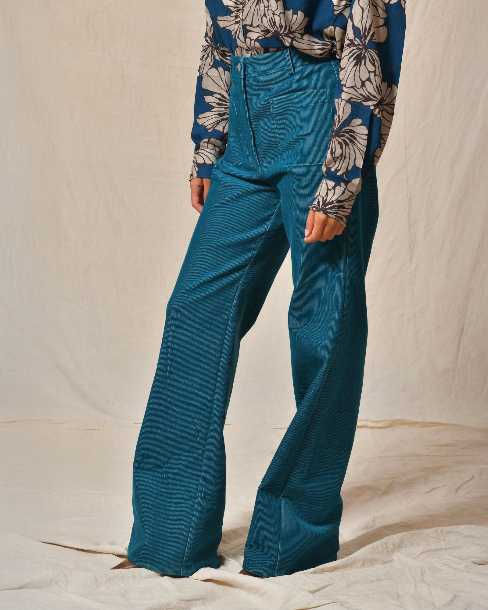 Pantalon en velours côtelé bleu canard Sfizio