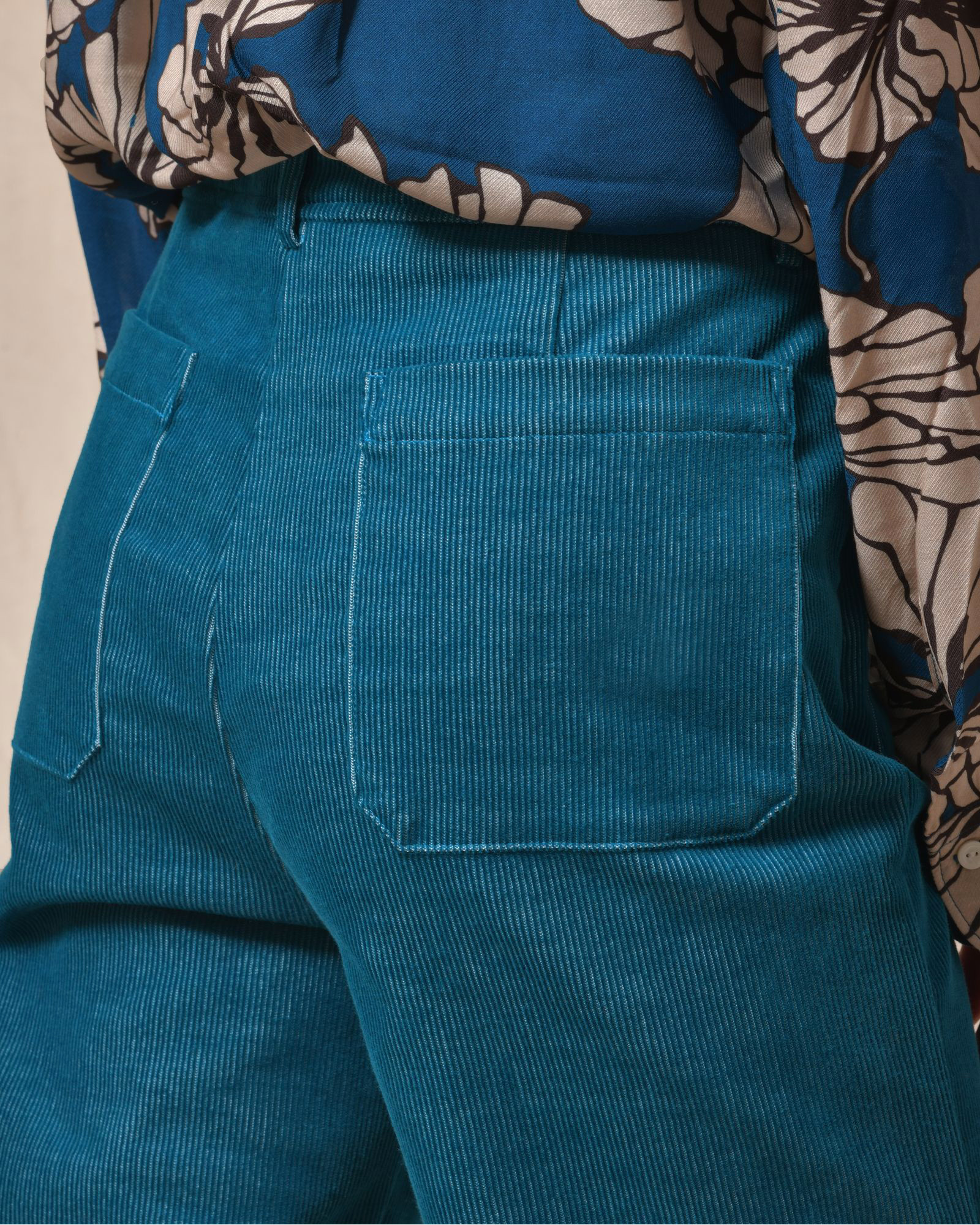 Pantalon en velours côtelé bleu canard Sfizio