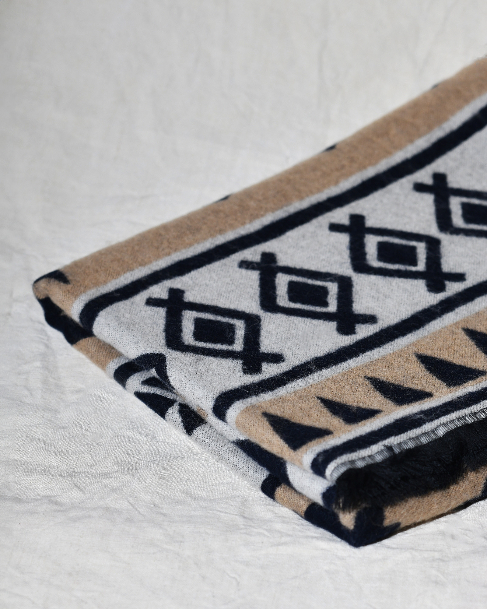 Echarpe en laine noire à motifs Lorena Antoniazzi