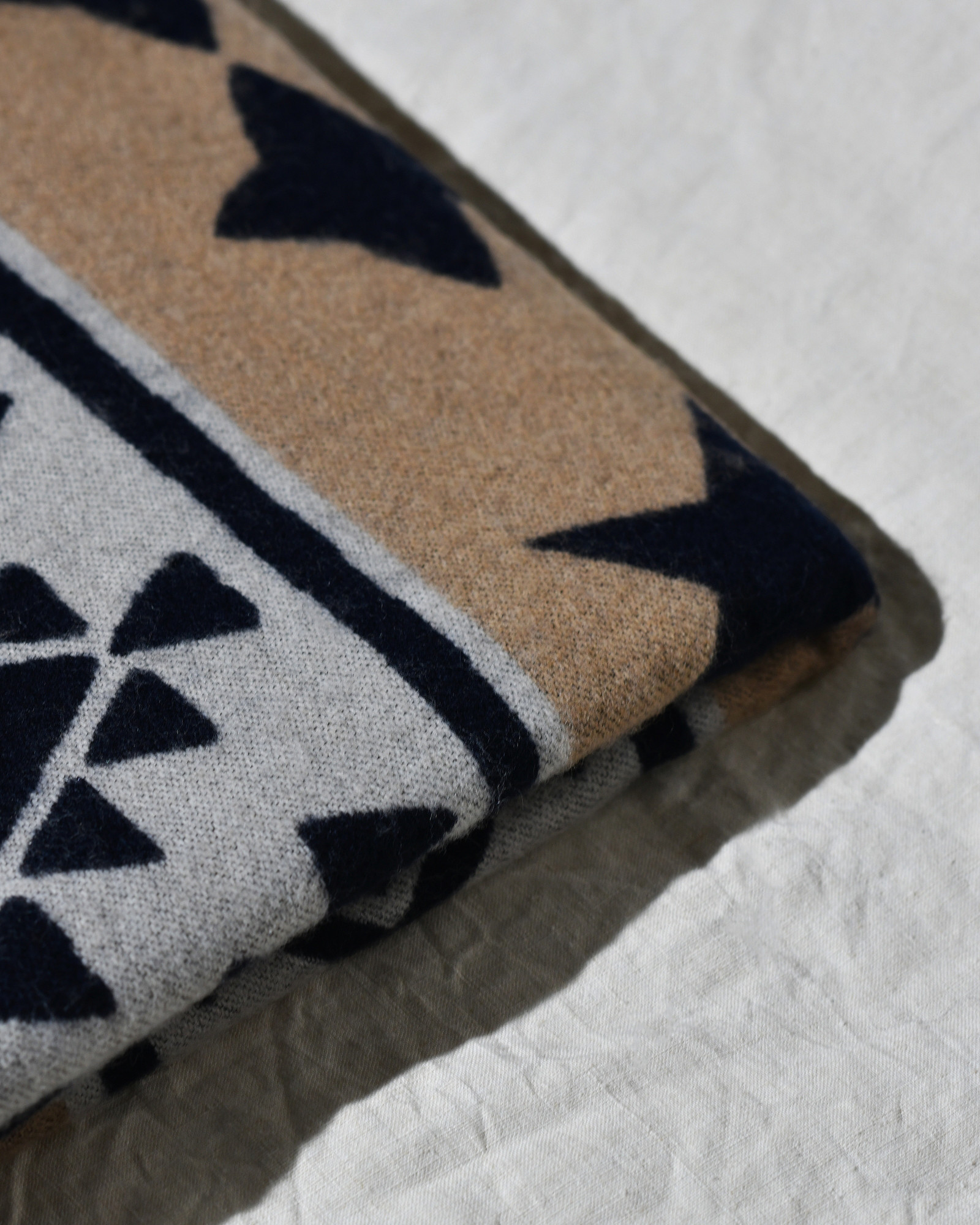 Echarpe en laine noire à motifs Lorena Antoniazzi