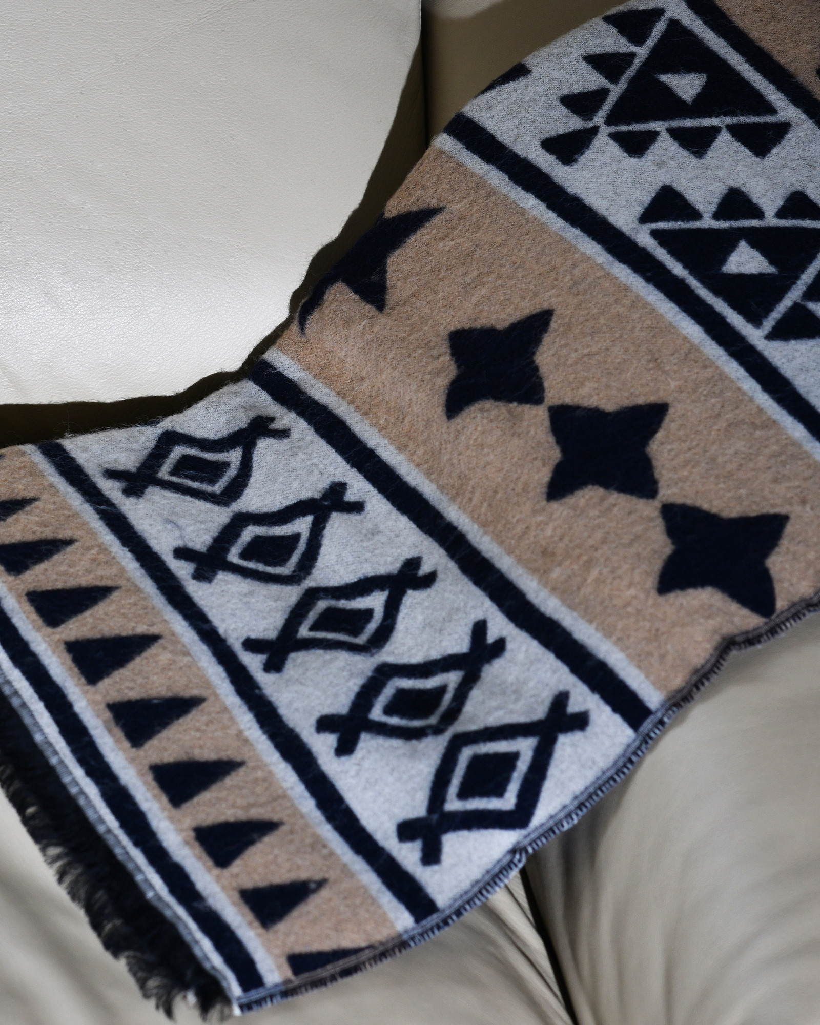 Echarpe en laine noire à motifs Lorena Antoniazzi