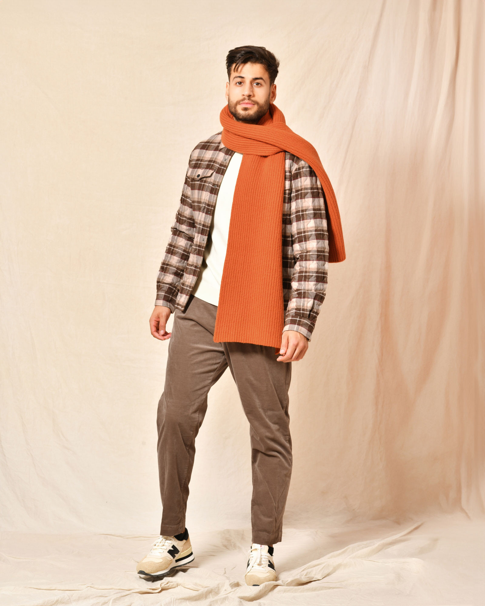 Pantalon en coton taupe Outfit