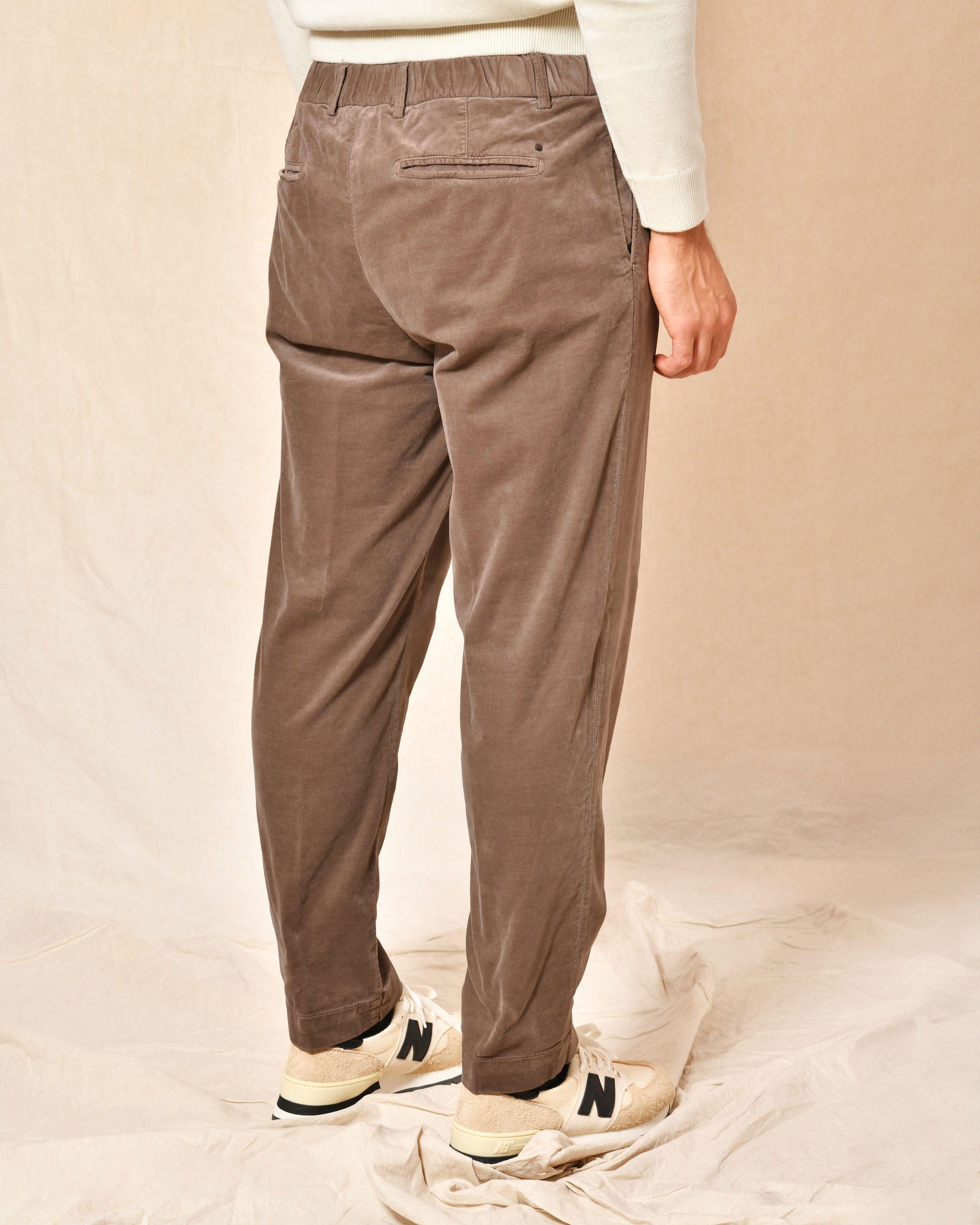 Pantalon en coton taupe Outfit