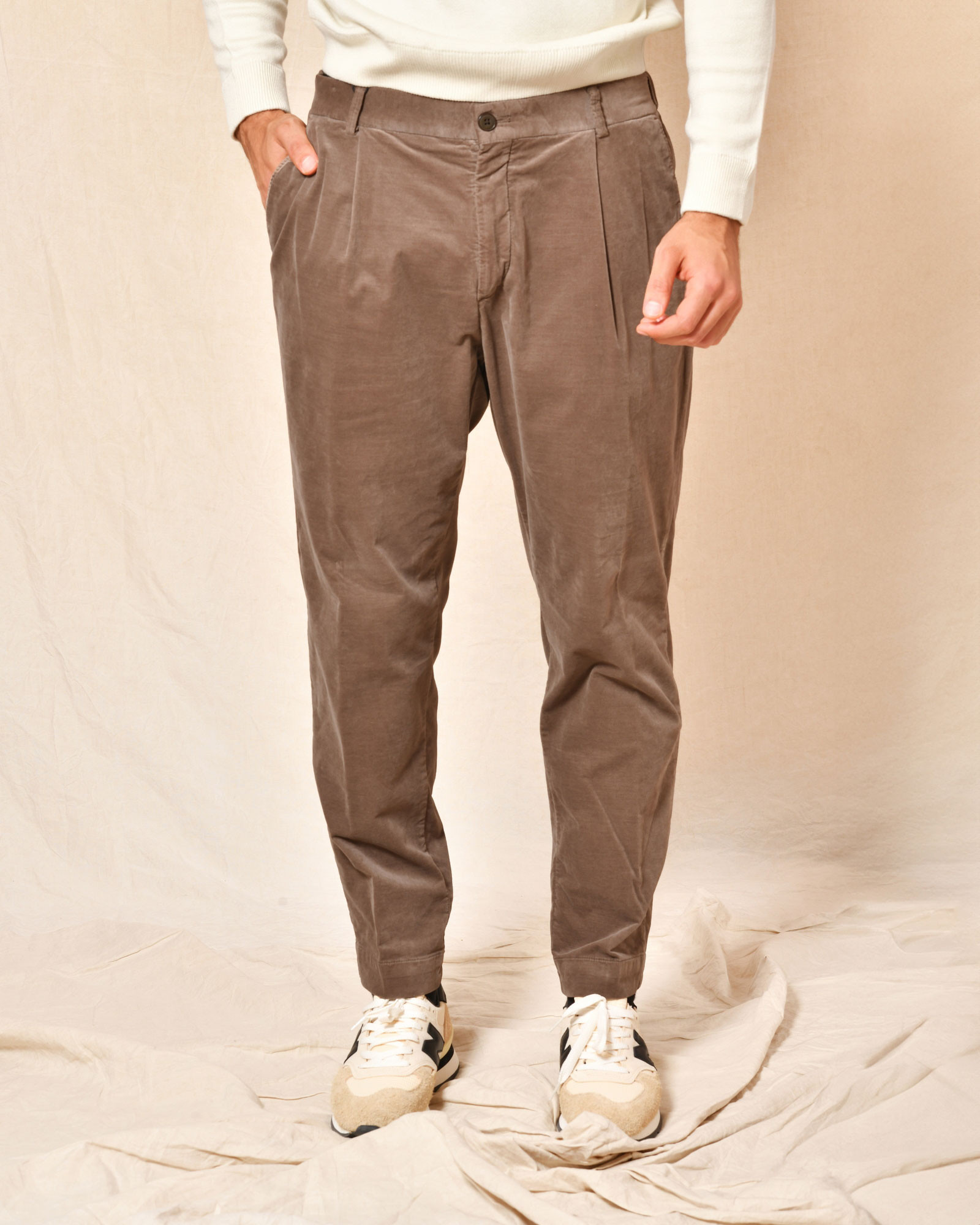 Pantalon en coton taupe Outfit