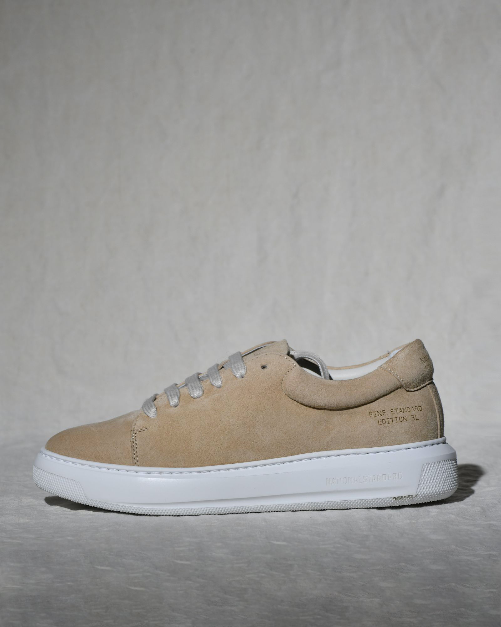 Baskets en daim beige National Standard