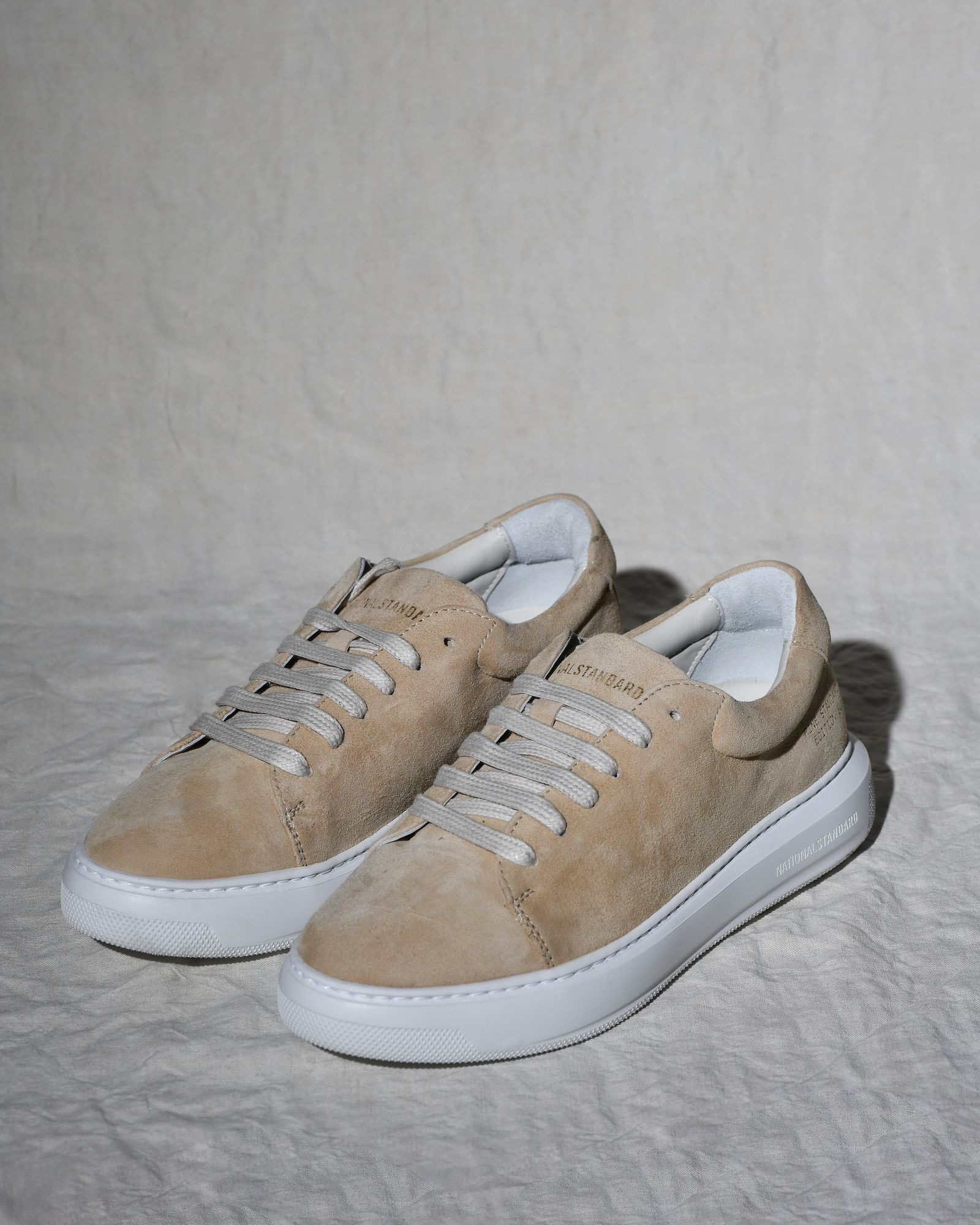 Baskets en daim beige National Standard