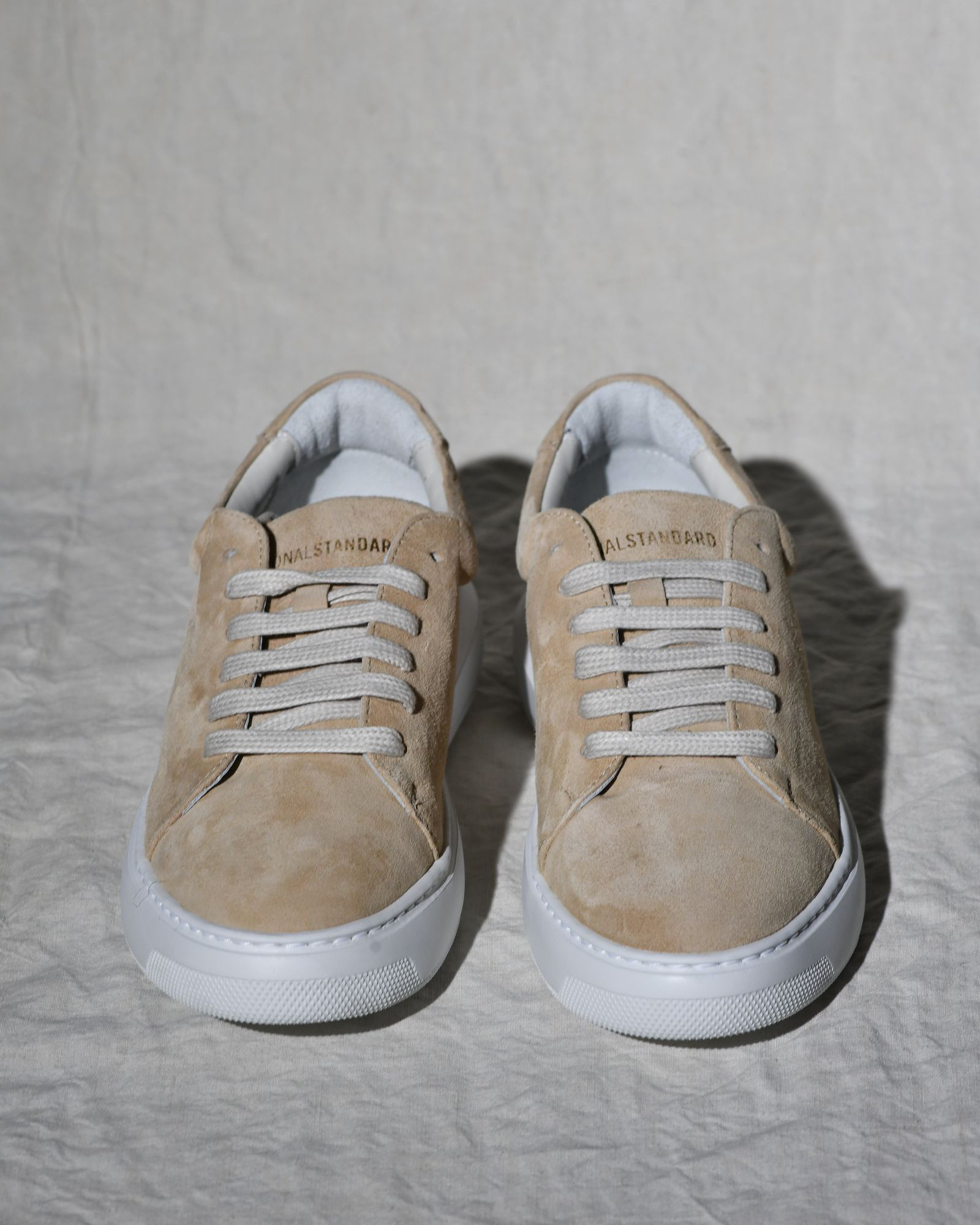 Baskets en daim beige National Standard