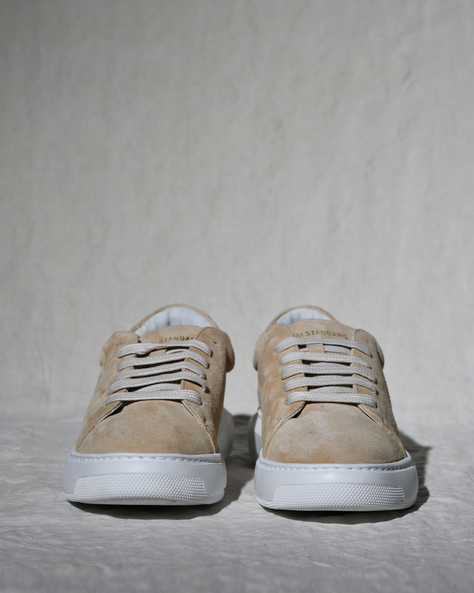 Baskets en daim beige National Standard