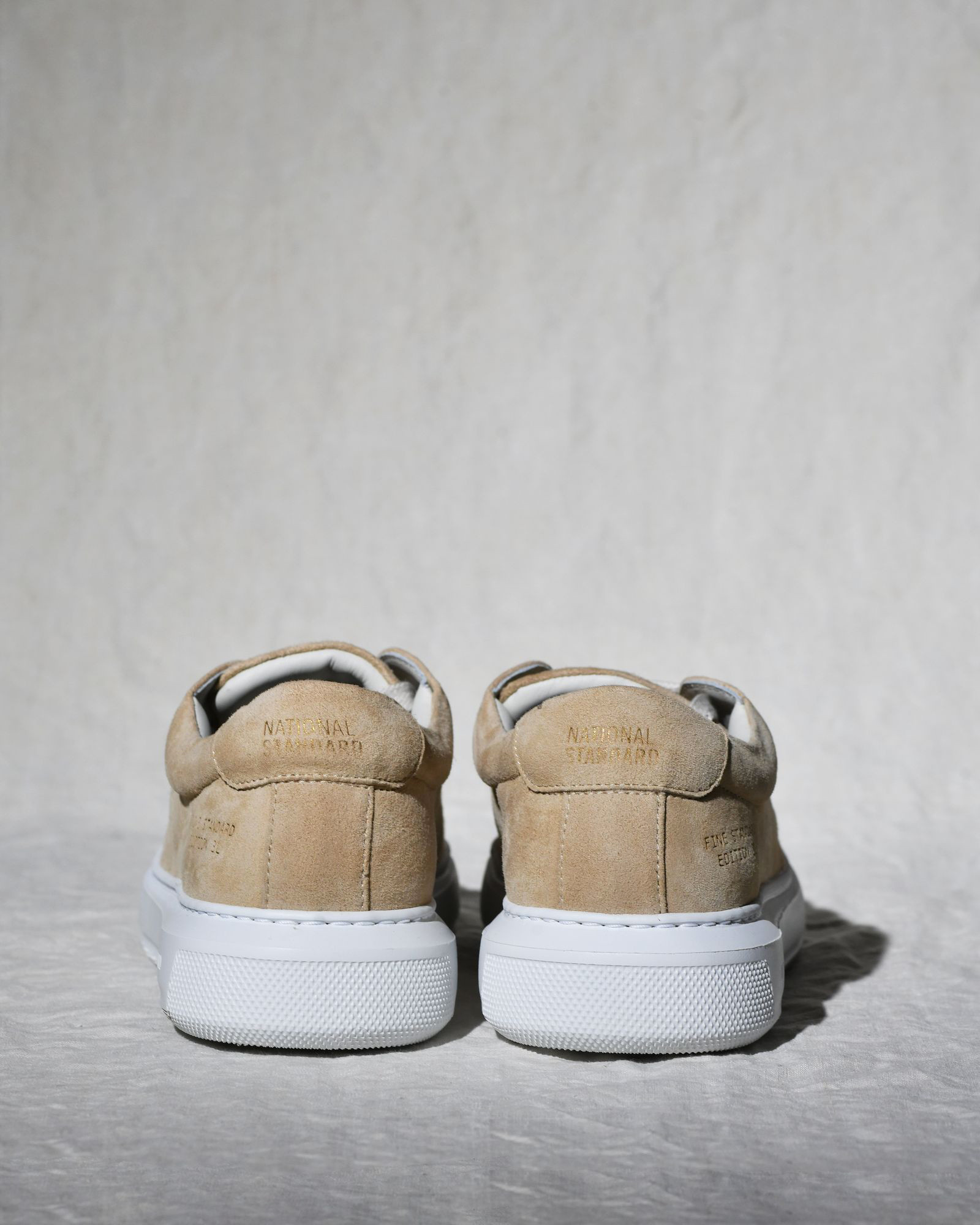 Baskets en daim beige National Standard