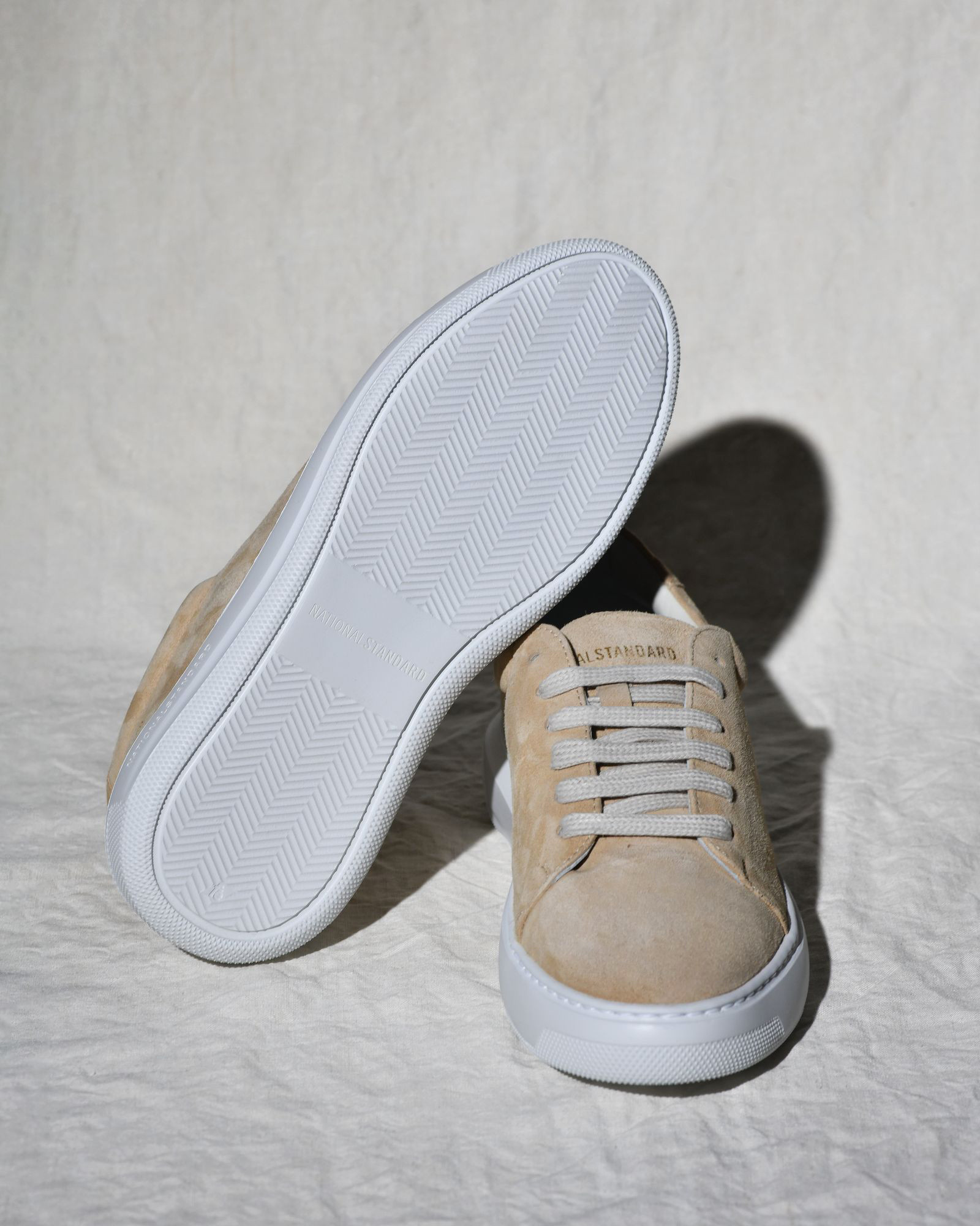 Baskets en daim beige National Standard