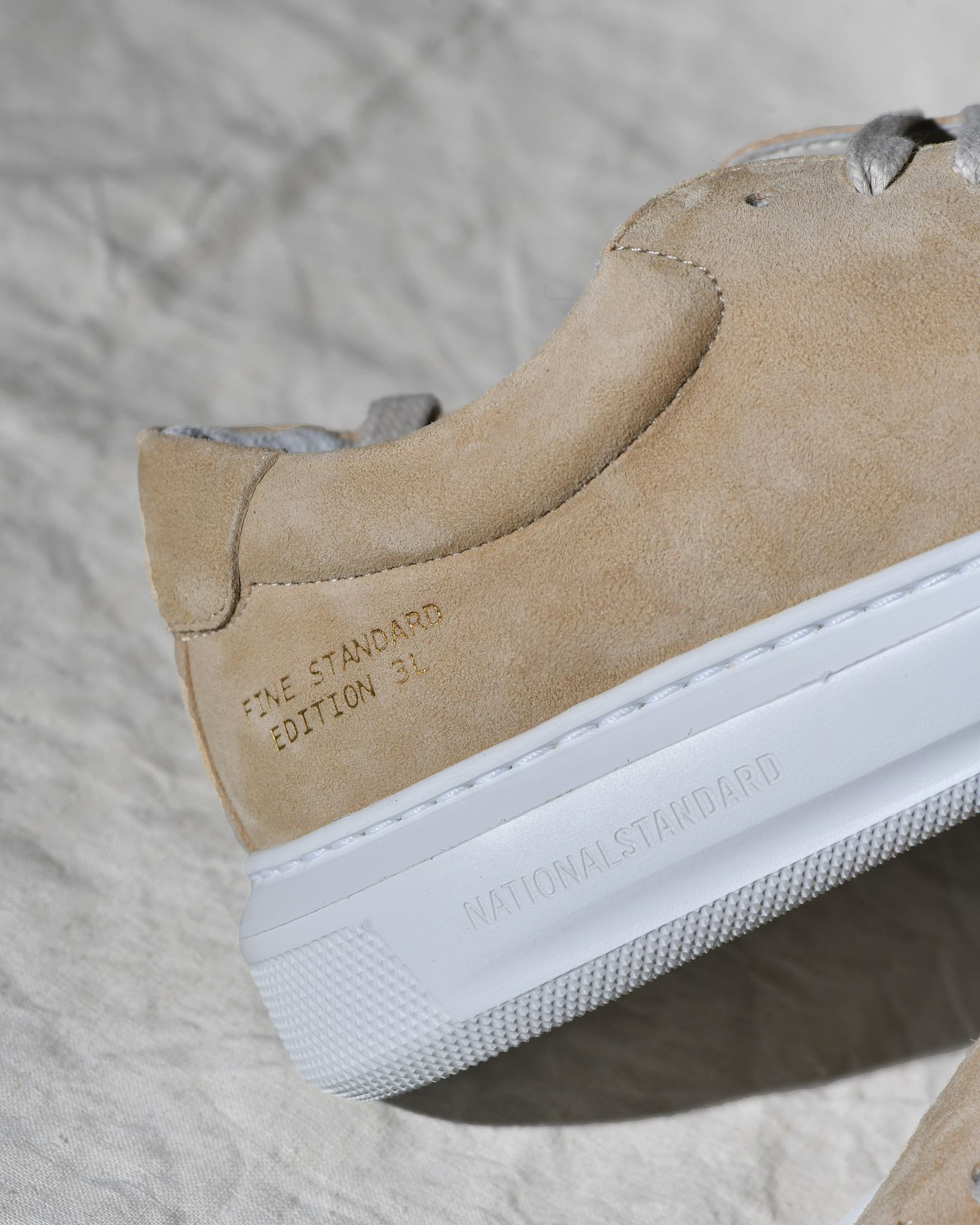 Baskets en daim beige National Standard