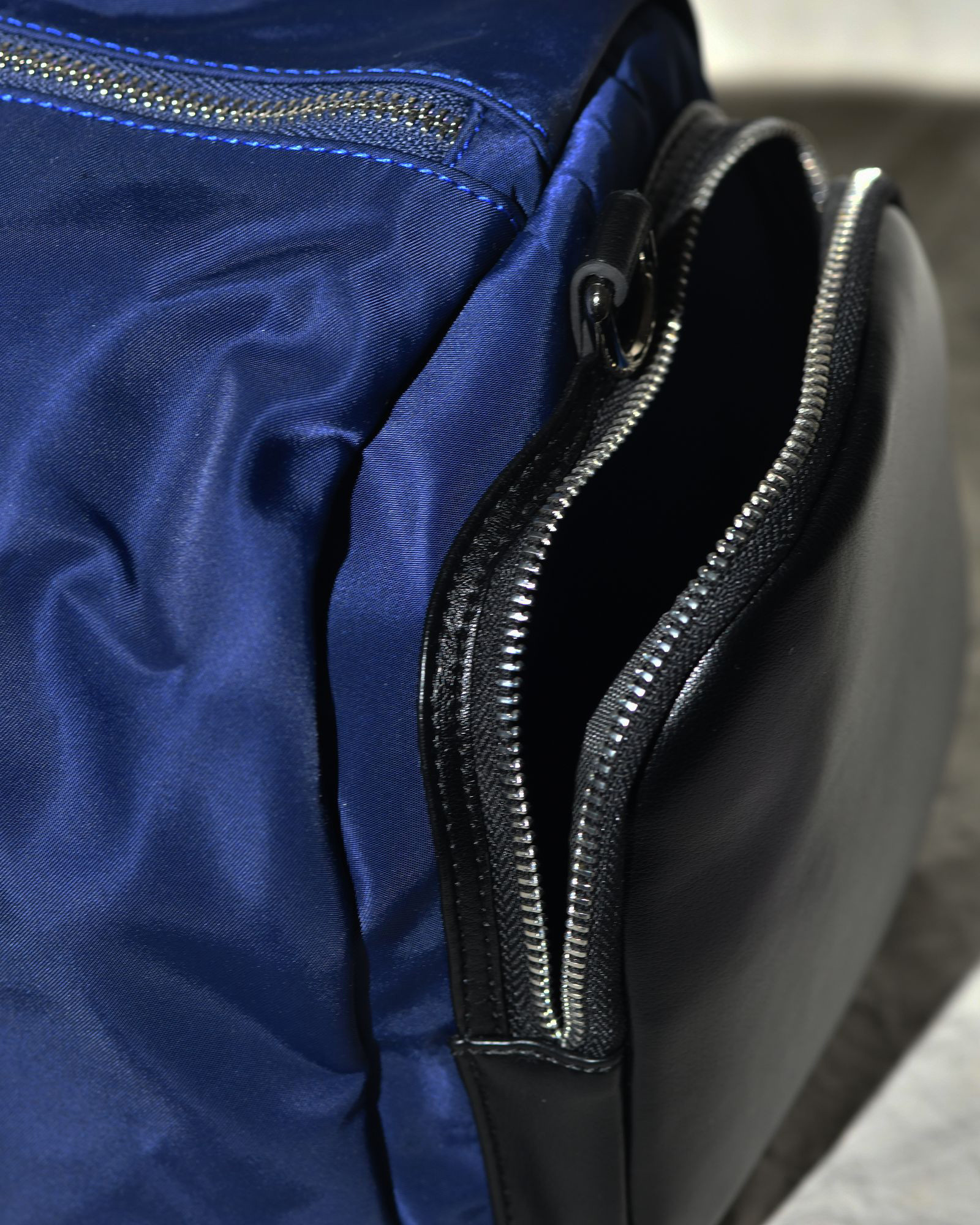 Sac à main a deux compartiments bleu et noir Each Other