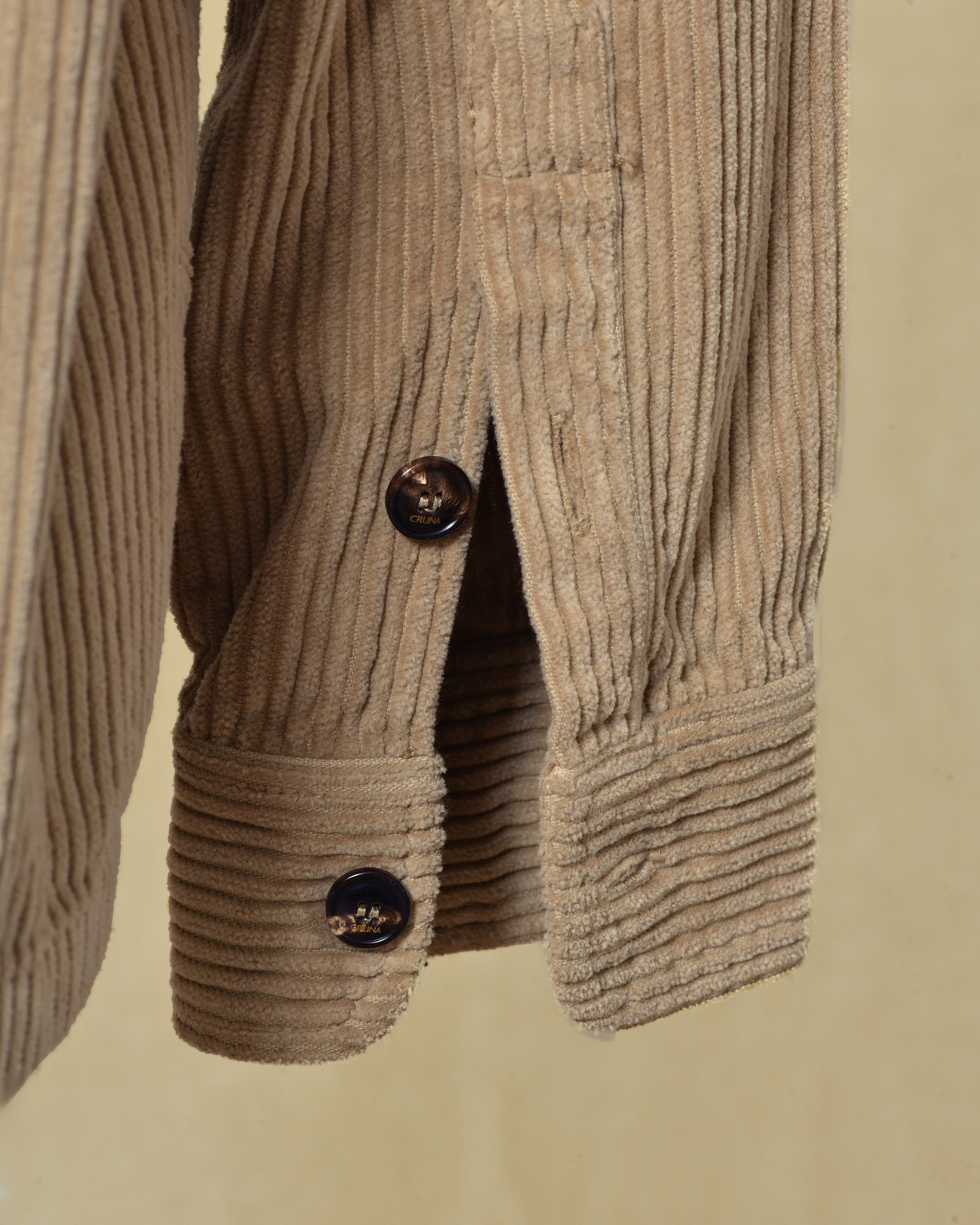 Chemise en velours côtelé beige Cruna