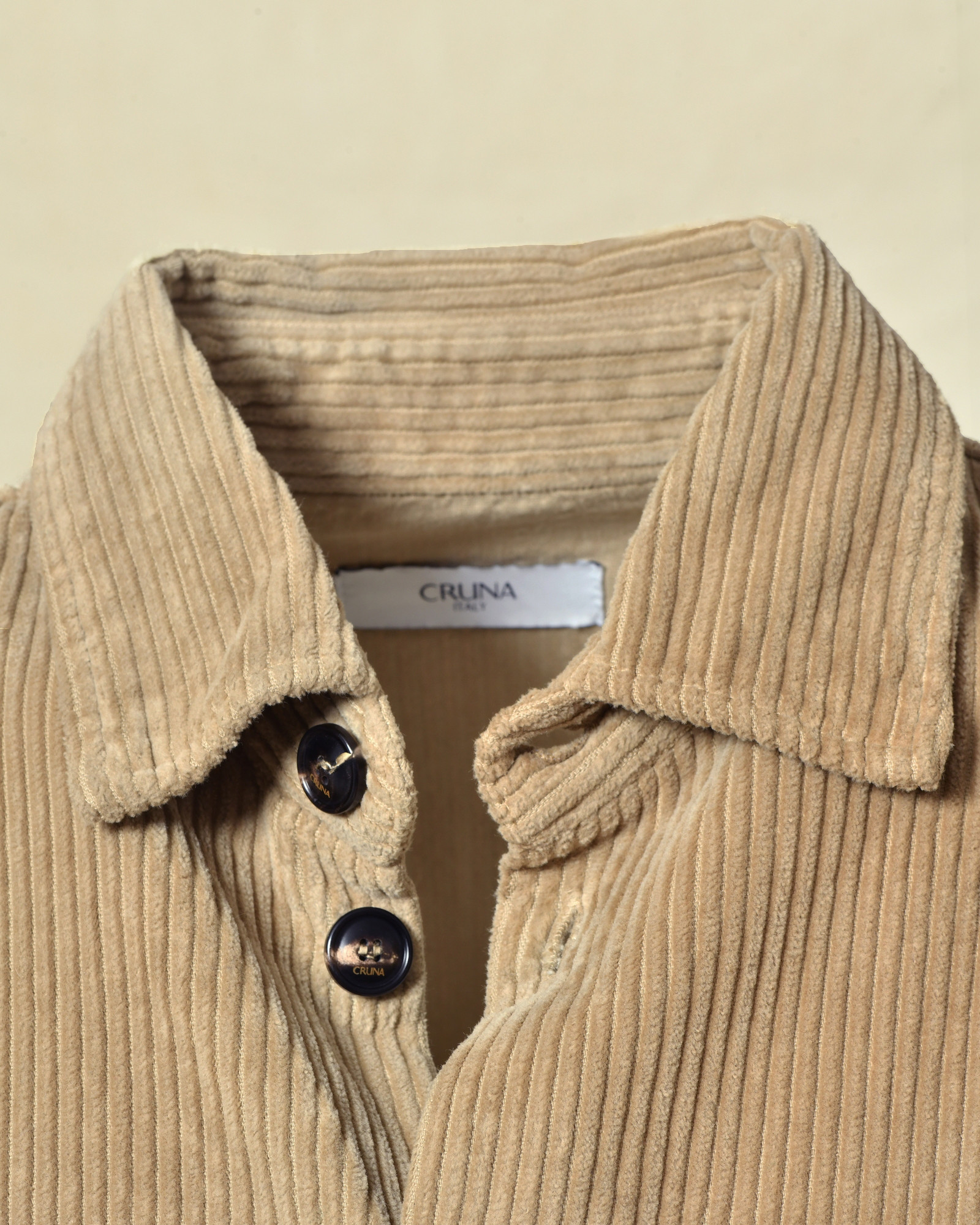 Chemise en velours côtelé beige Cruna