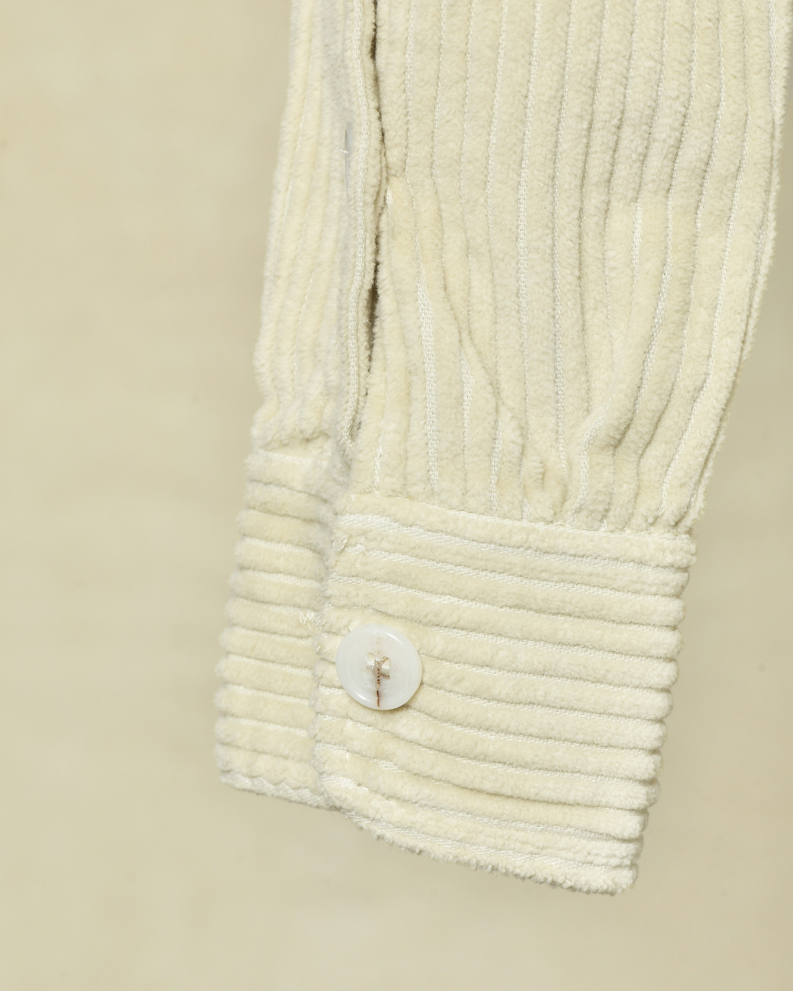Chemise en velours côtelé ecru Cruna
