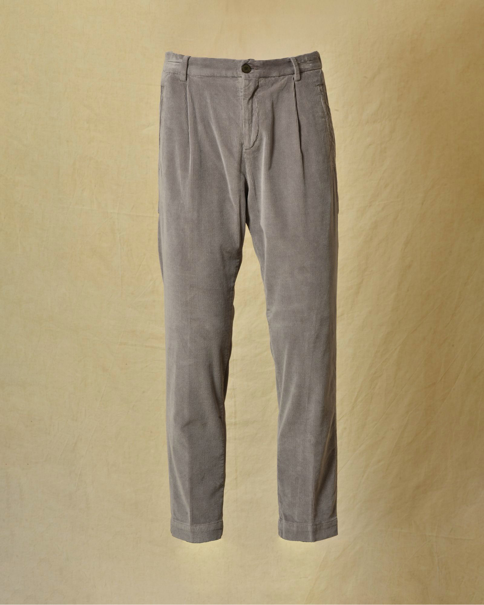 Pantalon en velours côtelé gris Outfit