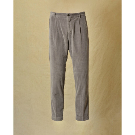 Pantalon en velours côtelé gris Outfit