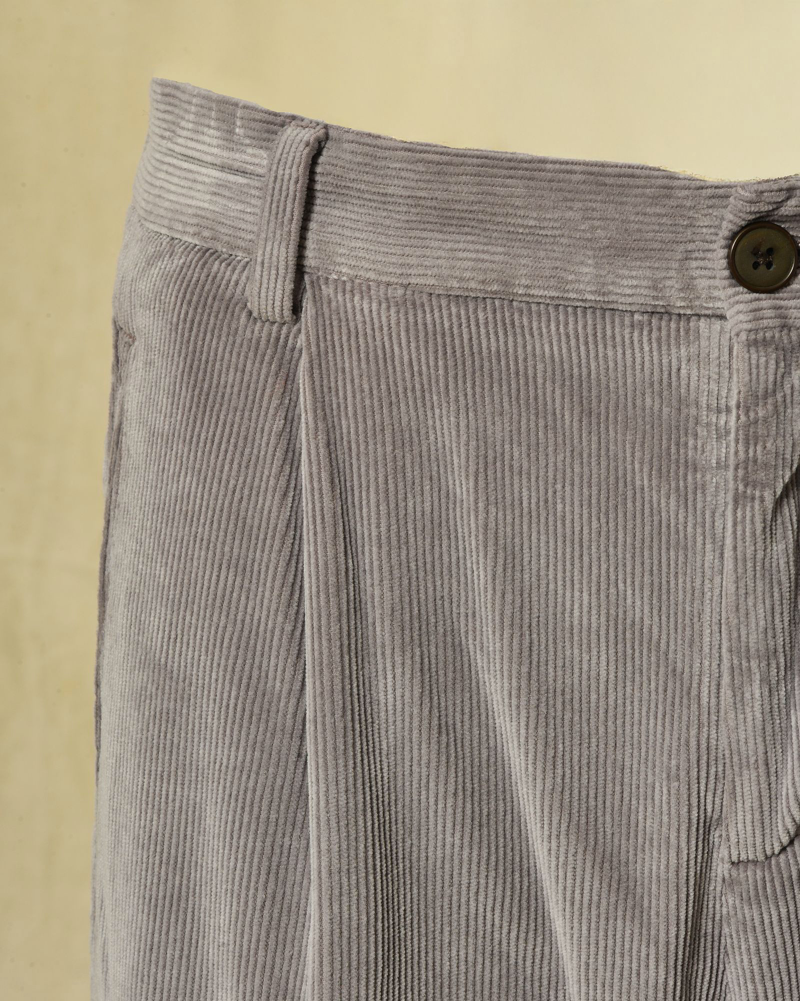 Pantalon en velours côtelé gris Outfit