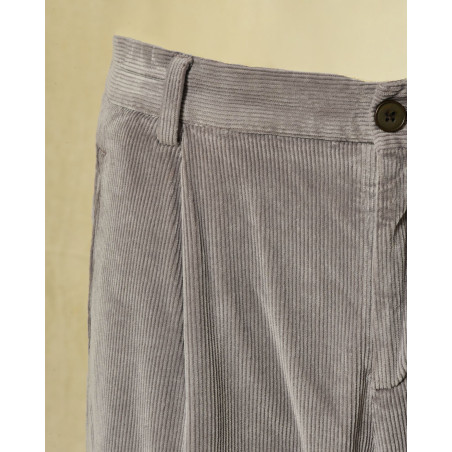 Pantalon en velours côtelé gris Outfit